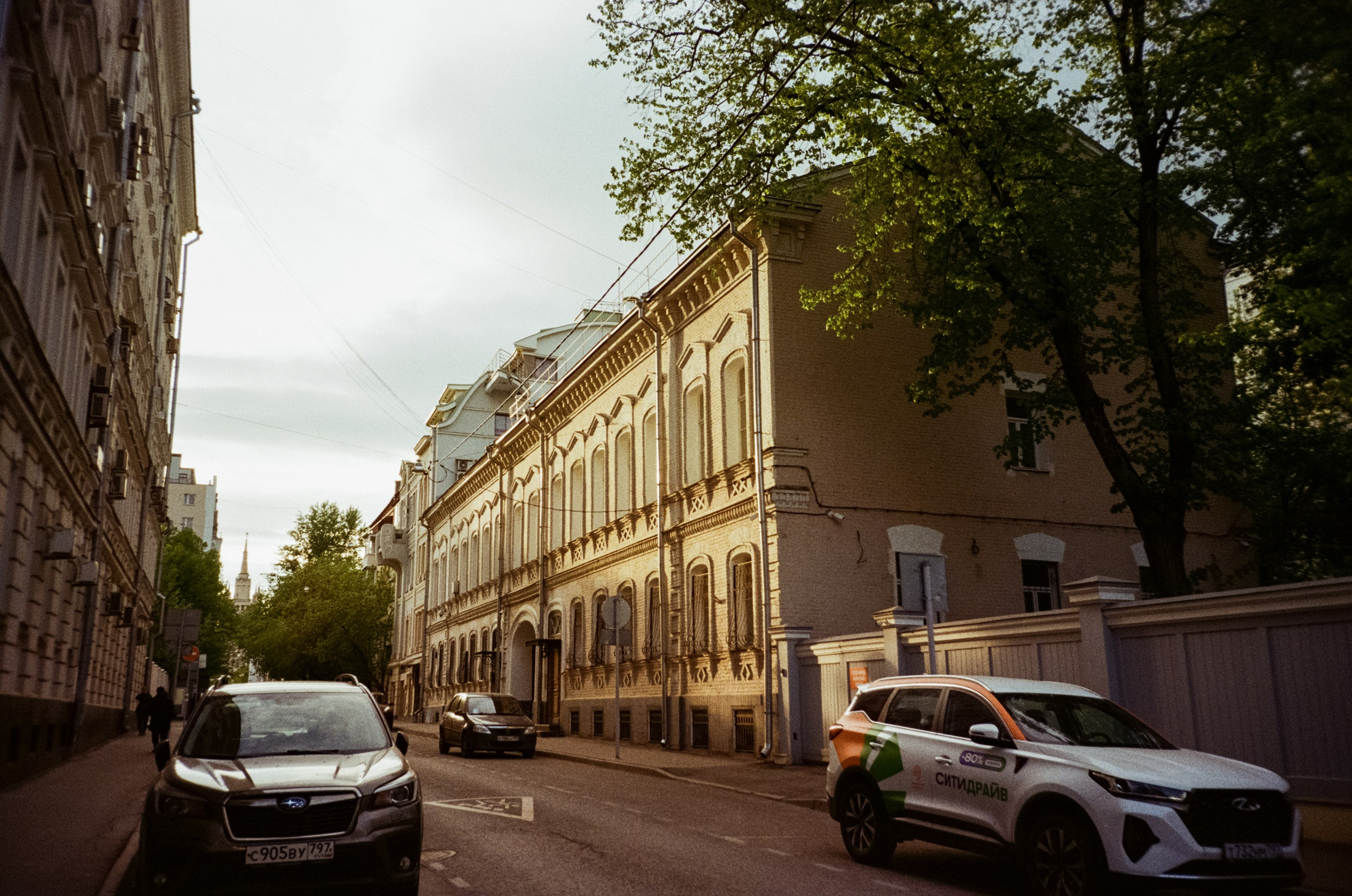 Ул. Малая и Большая Никитская | Ricoh R1 | Fujifilm Fujicolor C200