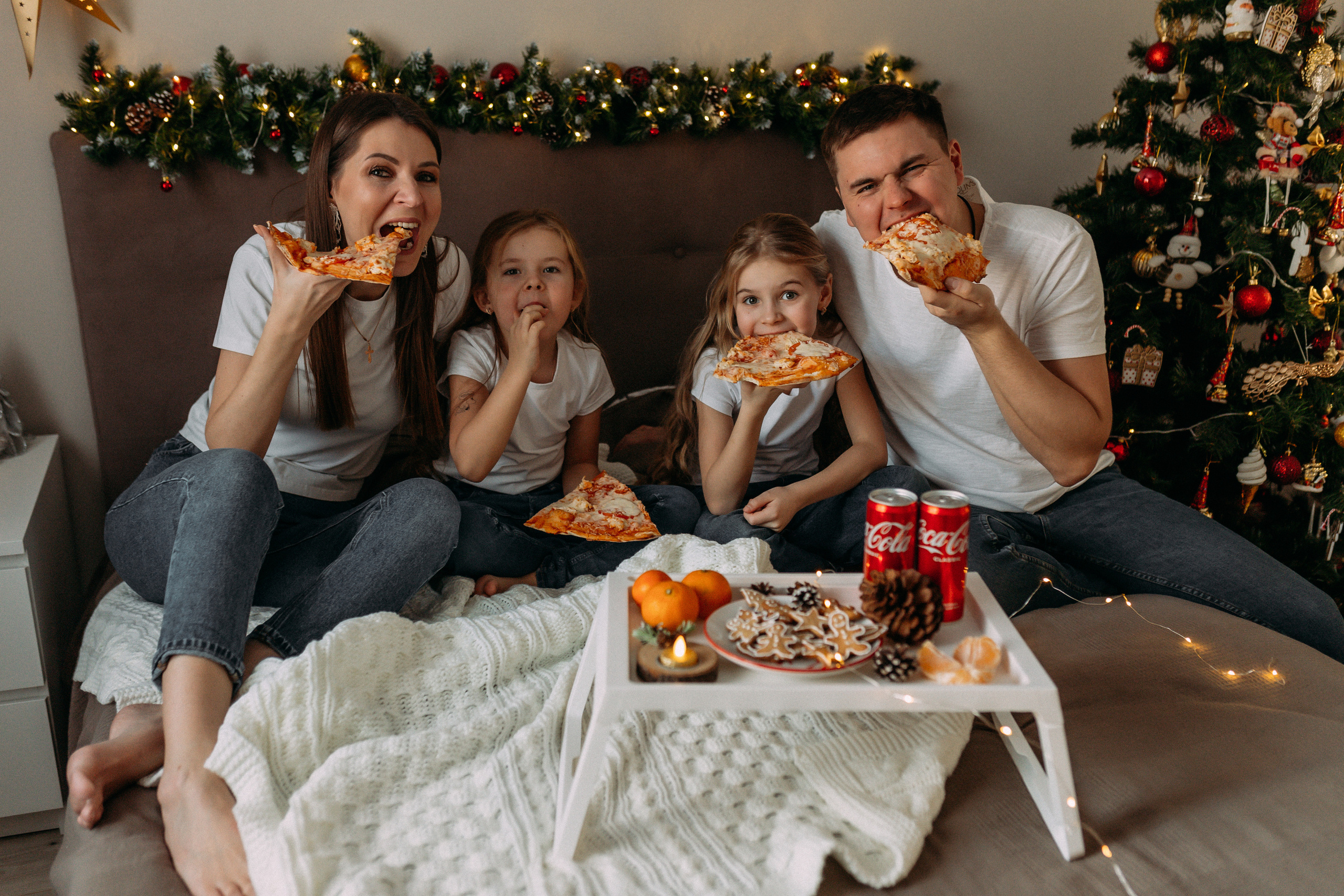 Веселое поедание пиццы у новогодней ёлочки. Семейный фотограф в Нижнем Новгороде Доронина Юлия