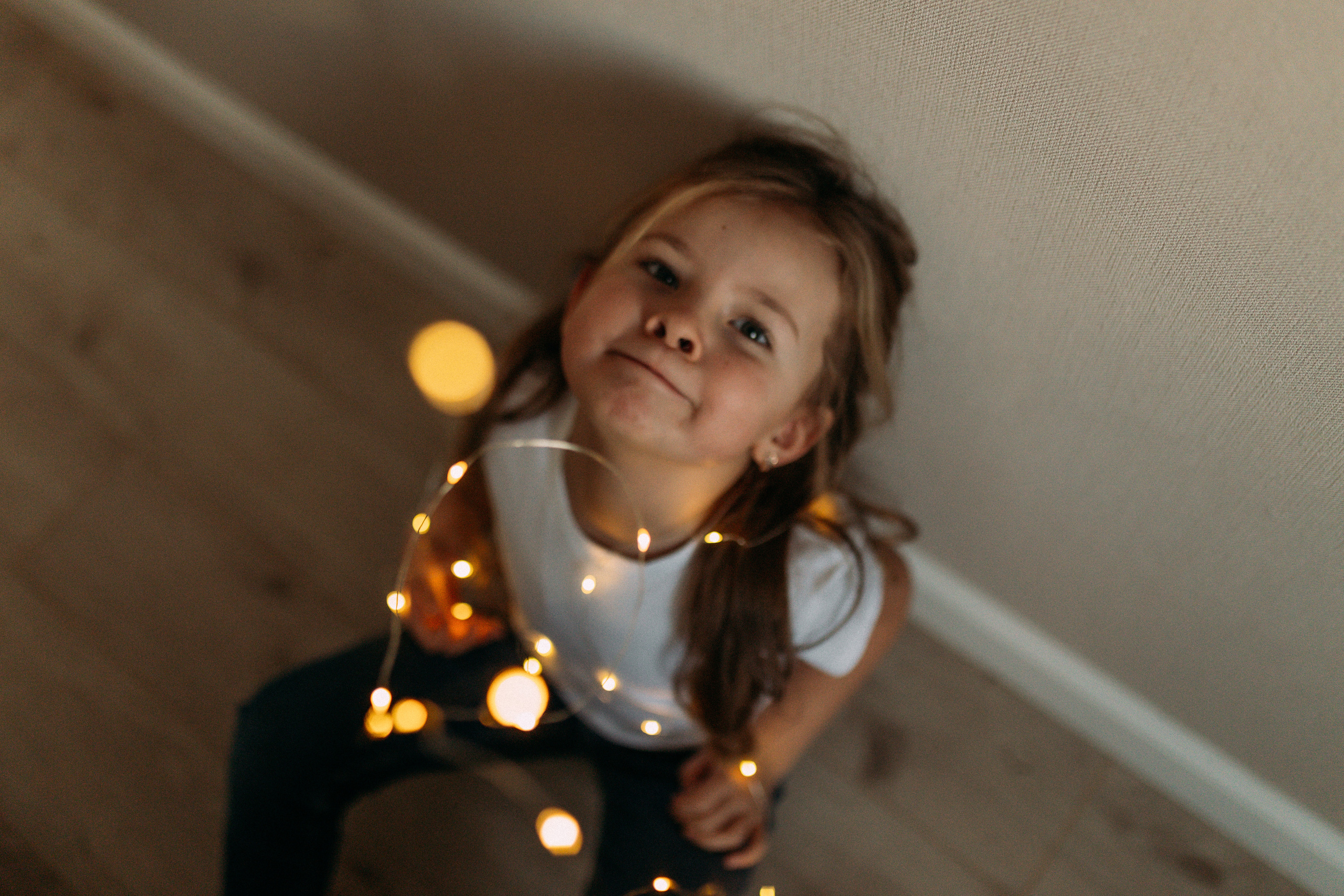 Веселое поедание пиццы у новогодней ёлочки. Семейный фотограф в Нижнем Новгороде Доронина Юлия