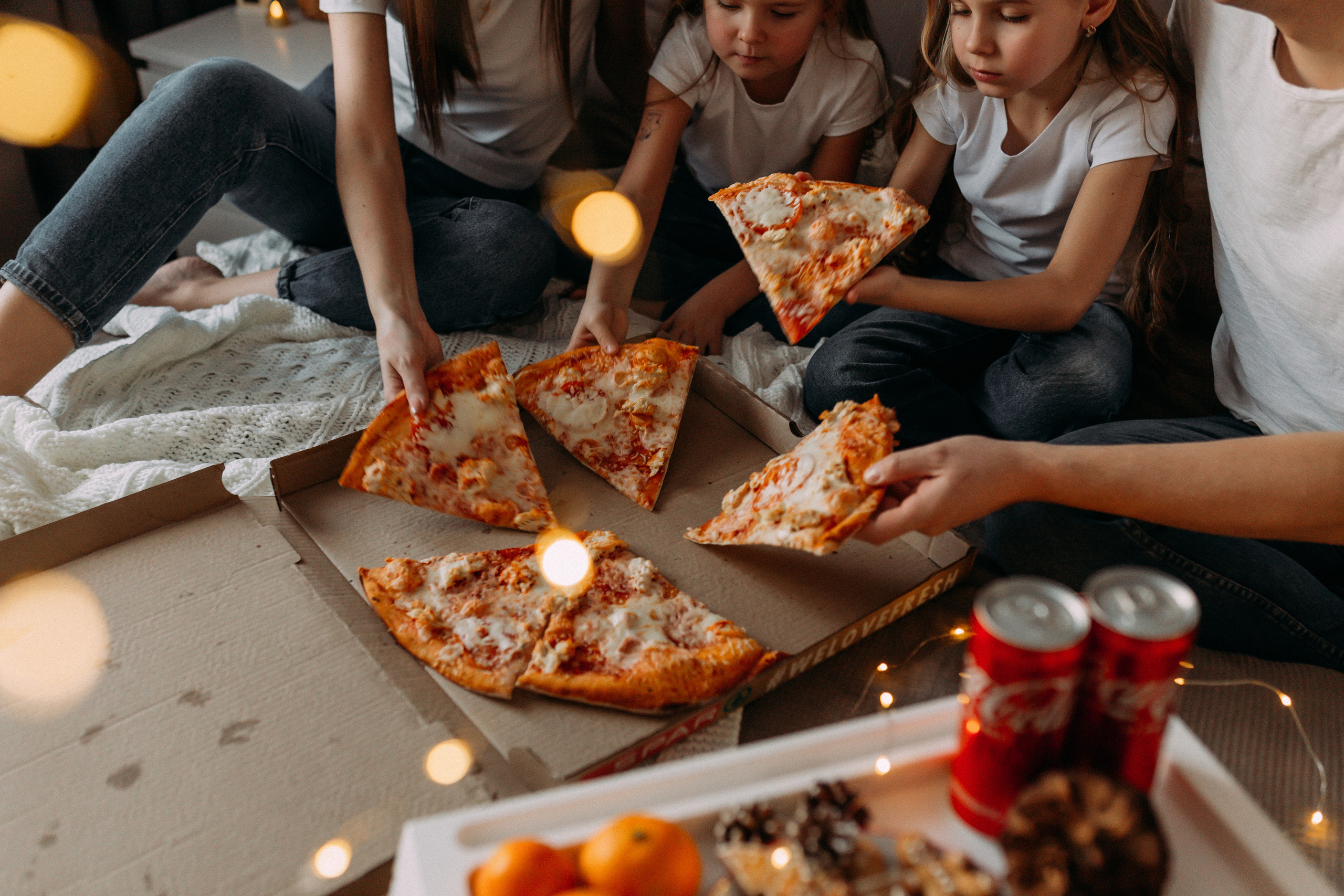 Веселое поедание пиццы у новогодней ёлочки. Семейный фотограф в Нижнем Новгороде Доронина Юлия