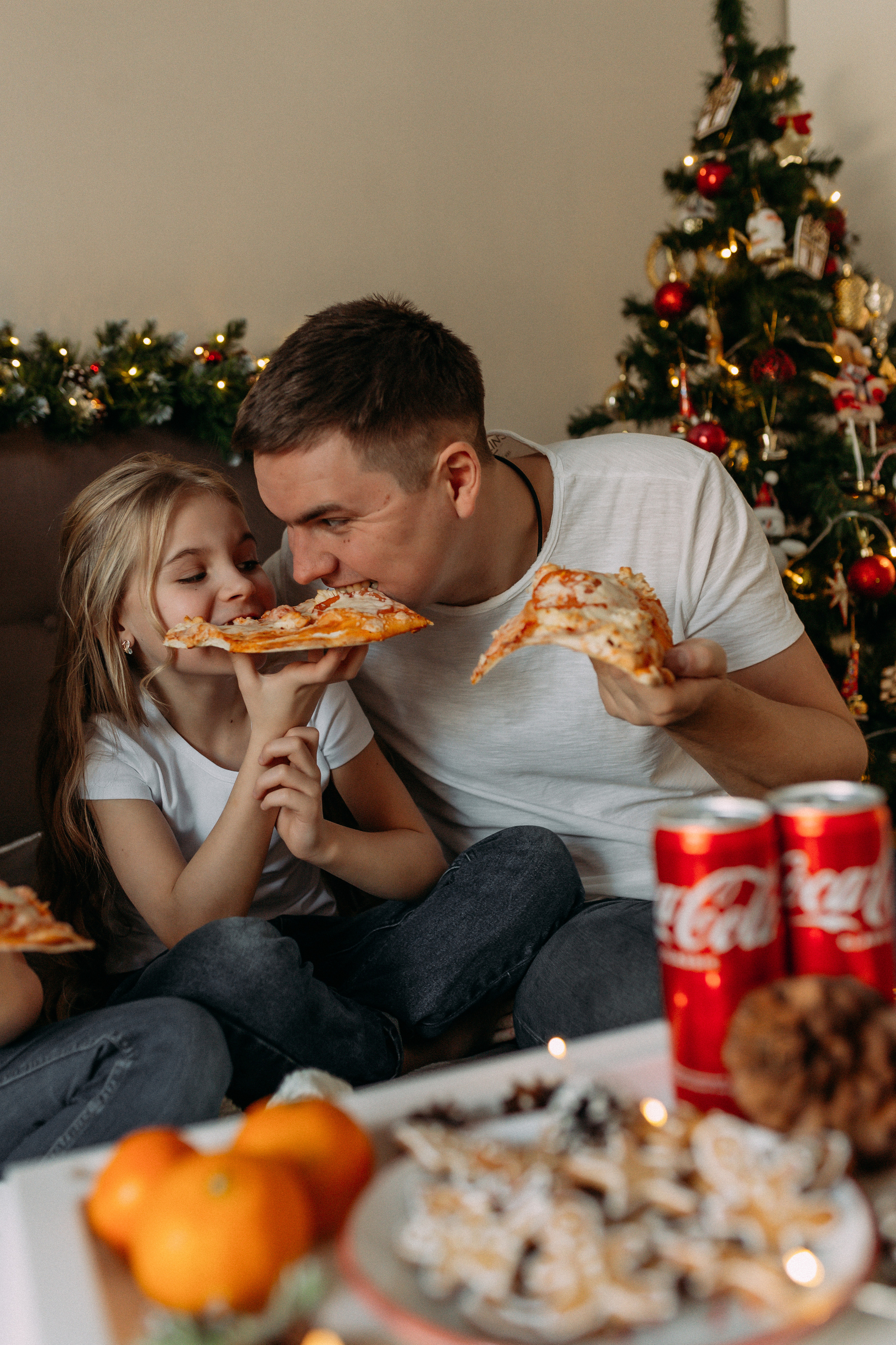 Веселое поедание пиццы у новогодней ёлочки. Семейный фотограф в Нижнем Новгороде Доронина Юлия