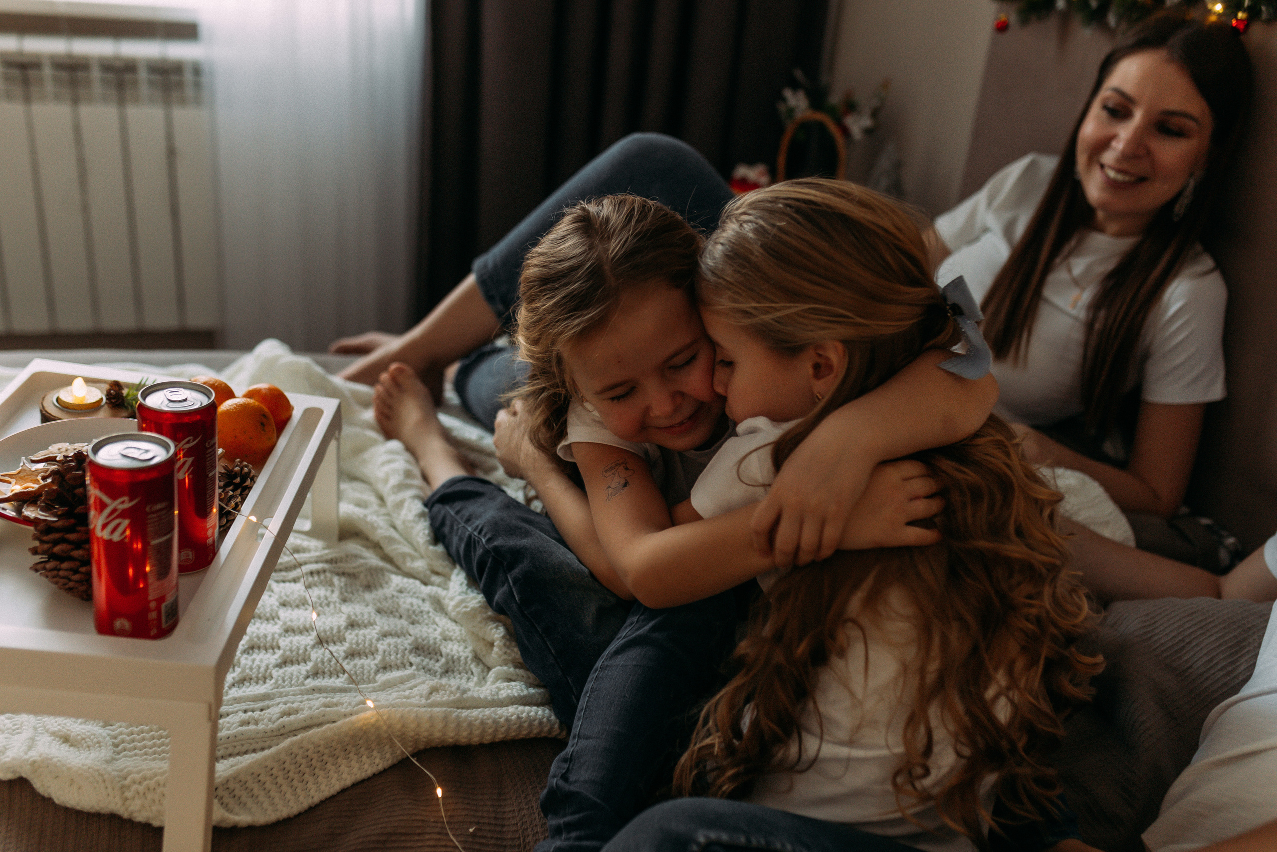 Веселое поедание пиццы у новогодней ёлочки. Семейный фотограф в Нижнем Новгороде Доронина Юлия
