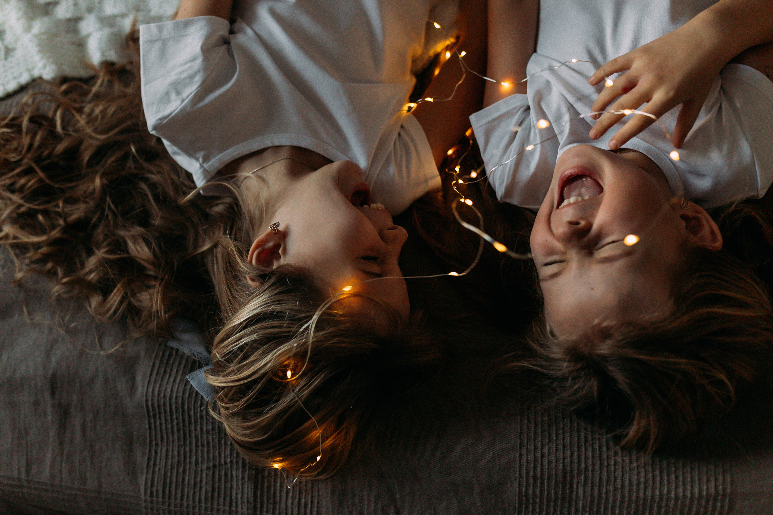 Веселое поедание пиццы у новогодней ёлочки. Семейный фотограф в Нижнем Новгороде Доронина Юлия