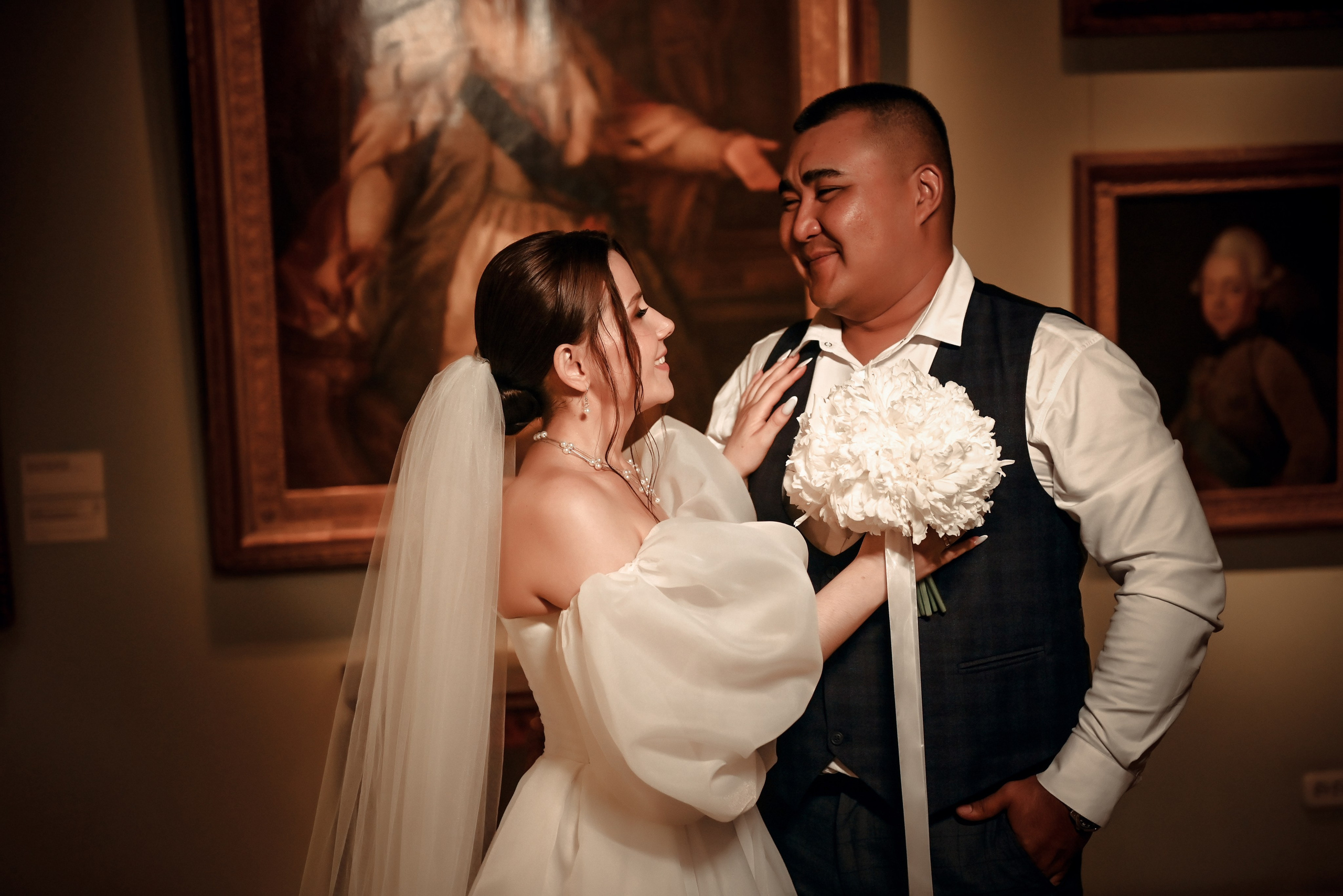 Небольшая свадебная серия в музее и прогулкой под дождем Эльмиры и Ризата. Свадебный, семейный, детский, контент фотограф в Омске Максим Ильин