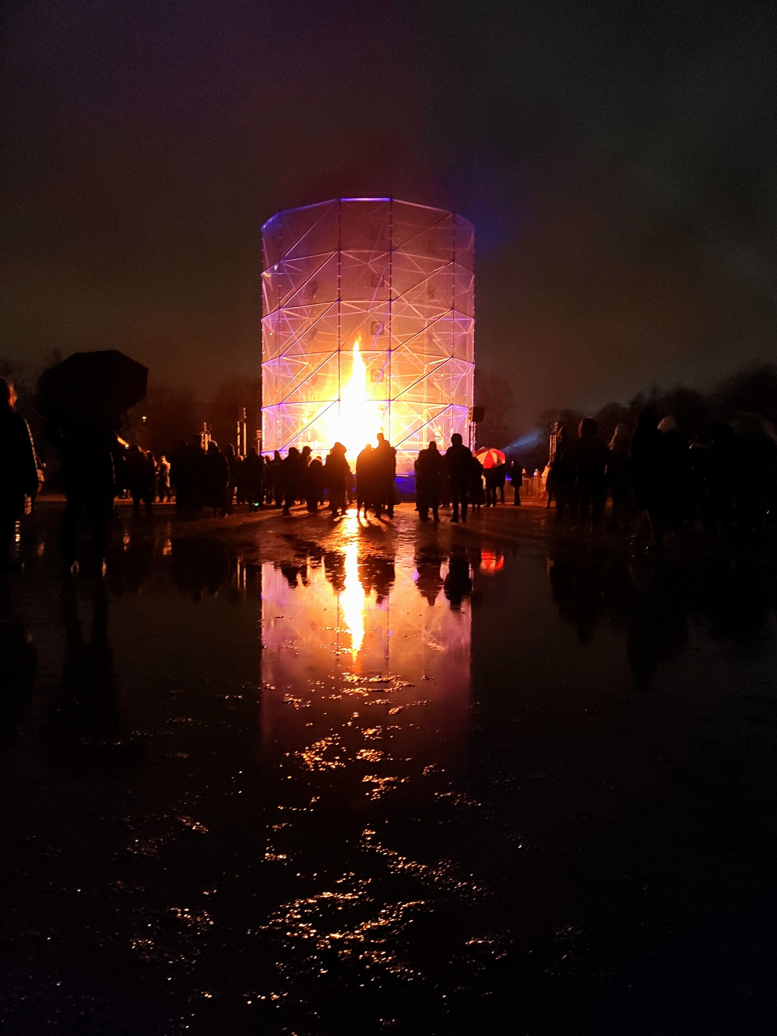 Не все композиции одинаково приятны, не все из них одинаково безопасны. В этой каждые 5 минут ярко разгорался огонь, который закручивался спиралью.