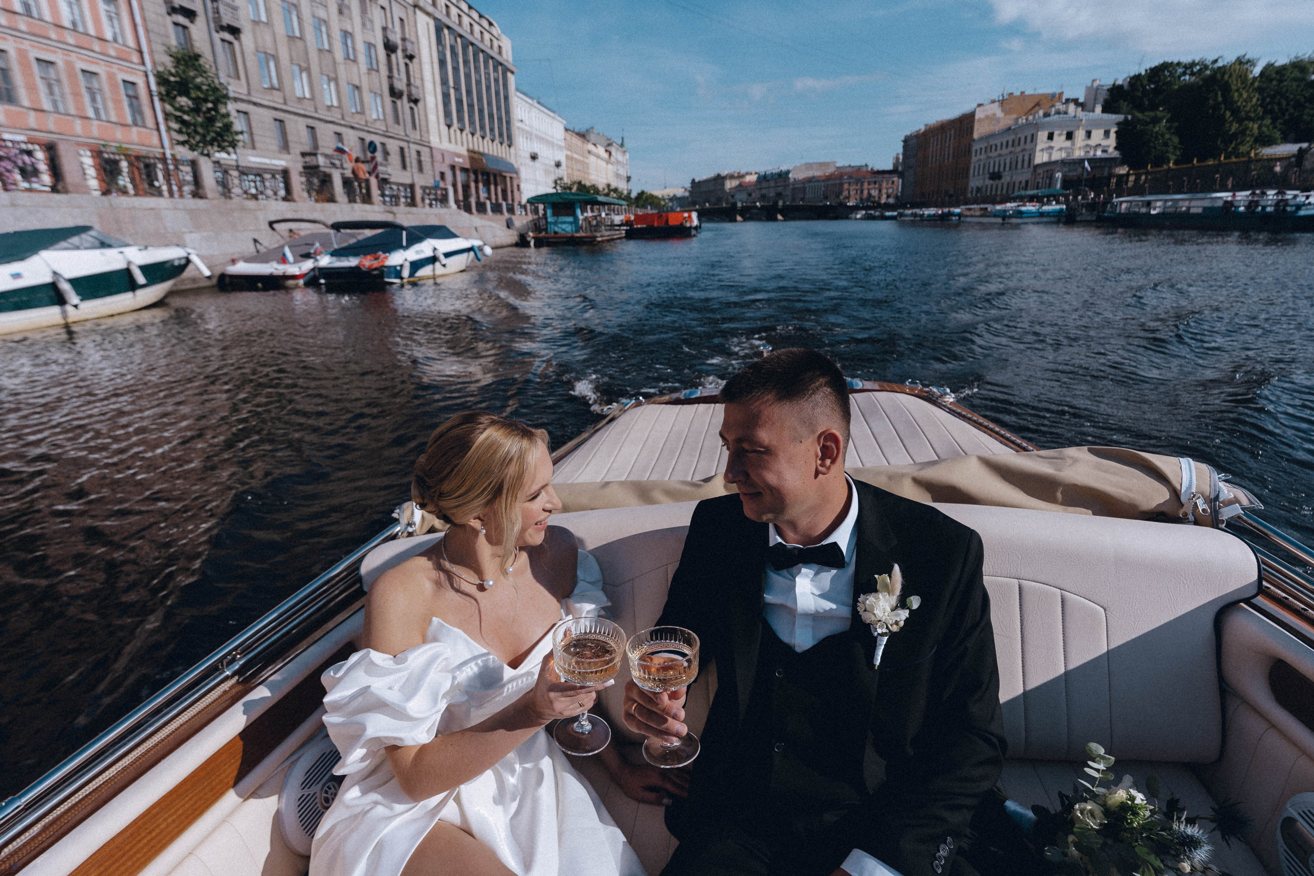 СВАДЕНБНАЯ СЬЕМКА НА КАТЕРЕ ПО КАНАЛАМ САНКТ-ПЕТЕРБУРГА И В АКВАТОРИИ НЕВЫ. Профессиональный фотограф, Санкт-Петербург — Виктория Богомолова