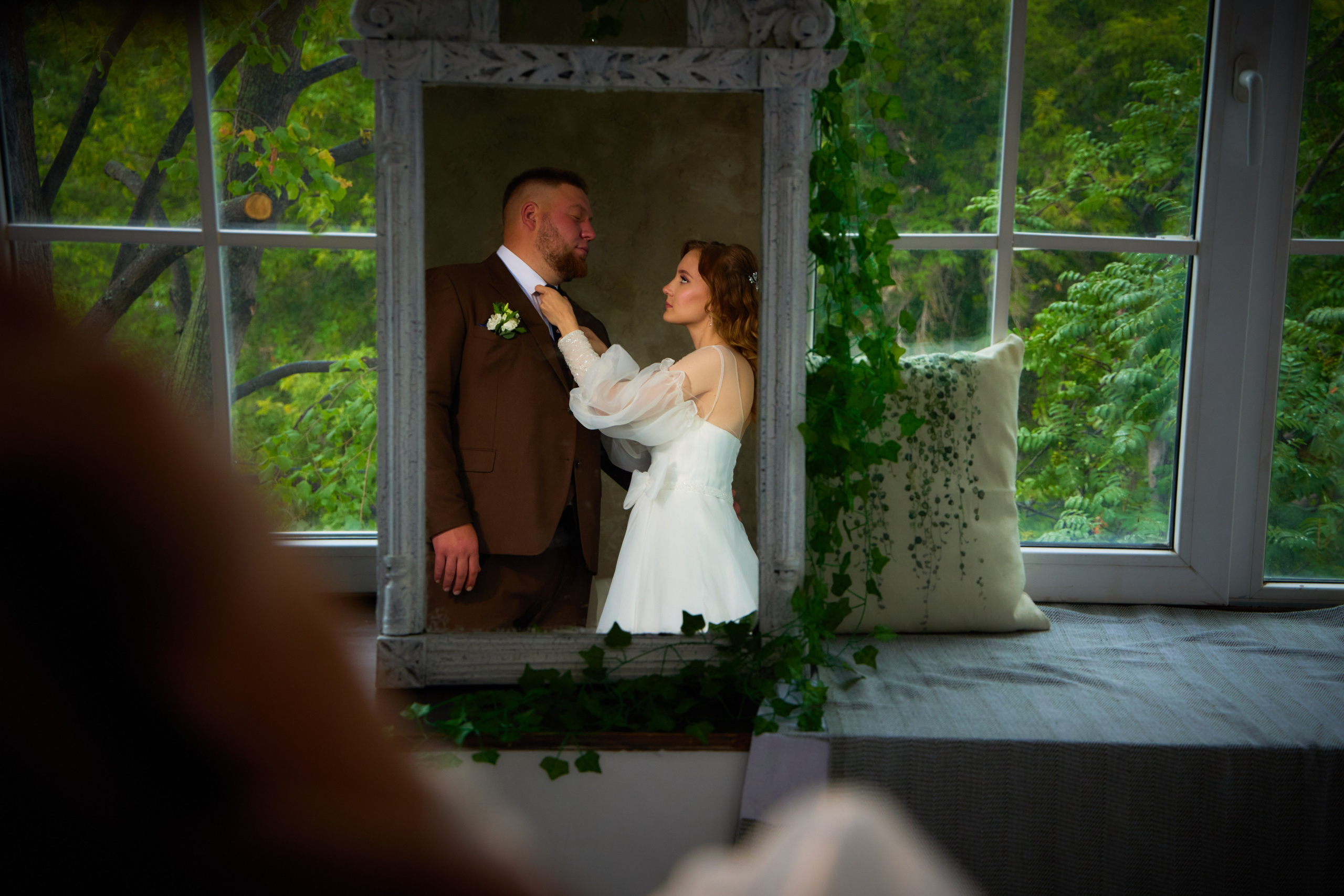 жених и невеста в отражении в зеркале