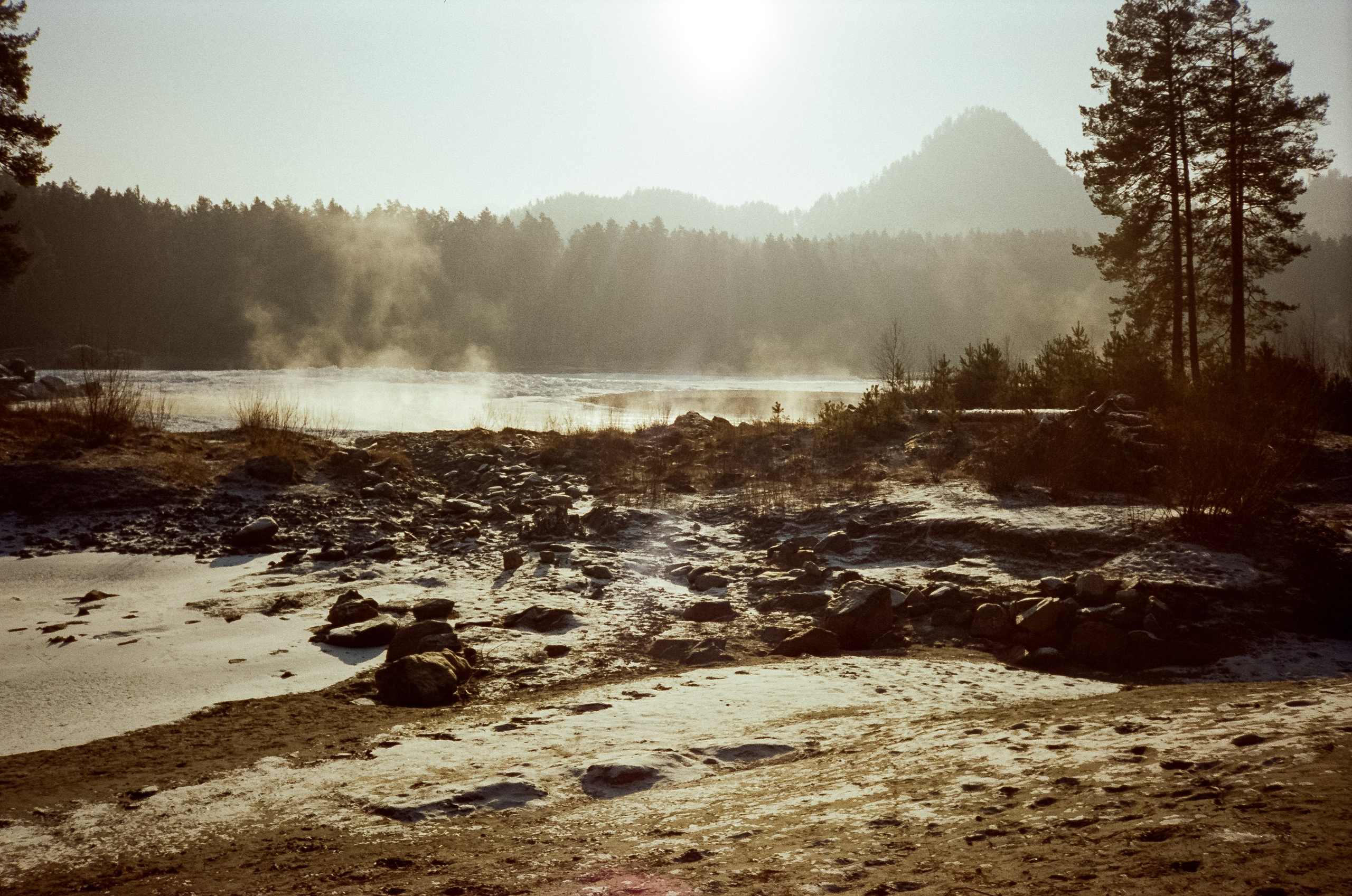 База Берель: лес, скалы, пляж, снег и лед, солнце и пар на Катуни. Фотограф-документалист Мария Осокина