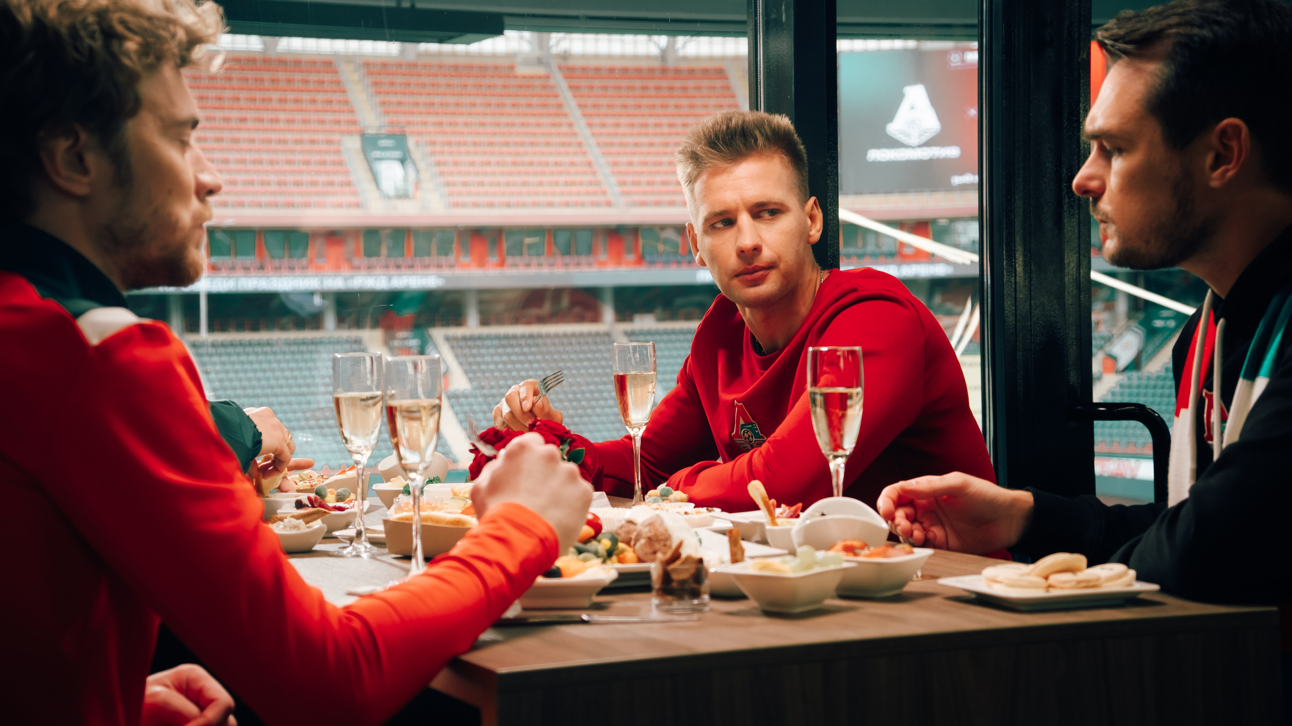 Pubblicità. Fotografo a Mosca con un’atmosfera notturna di foto