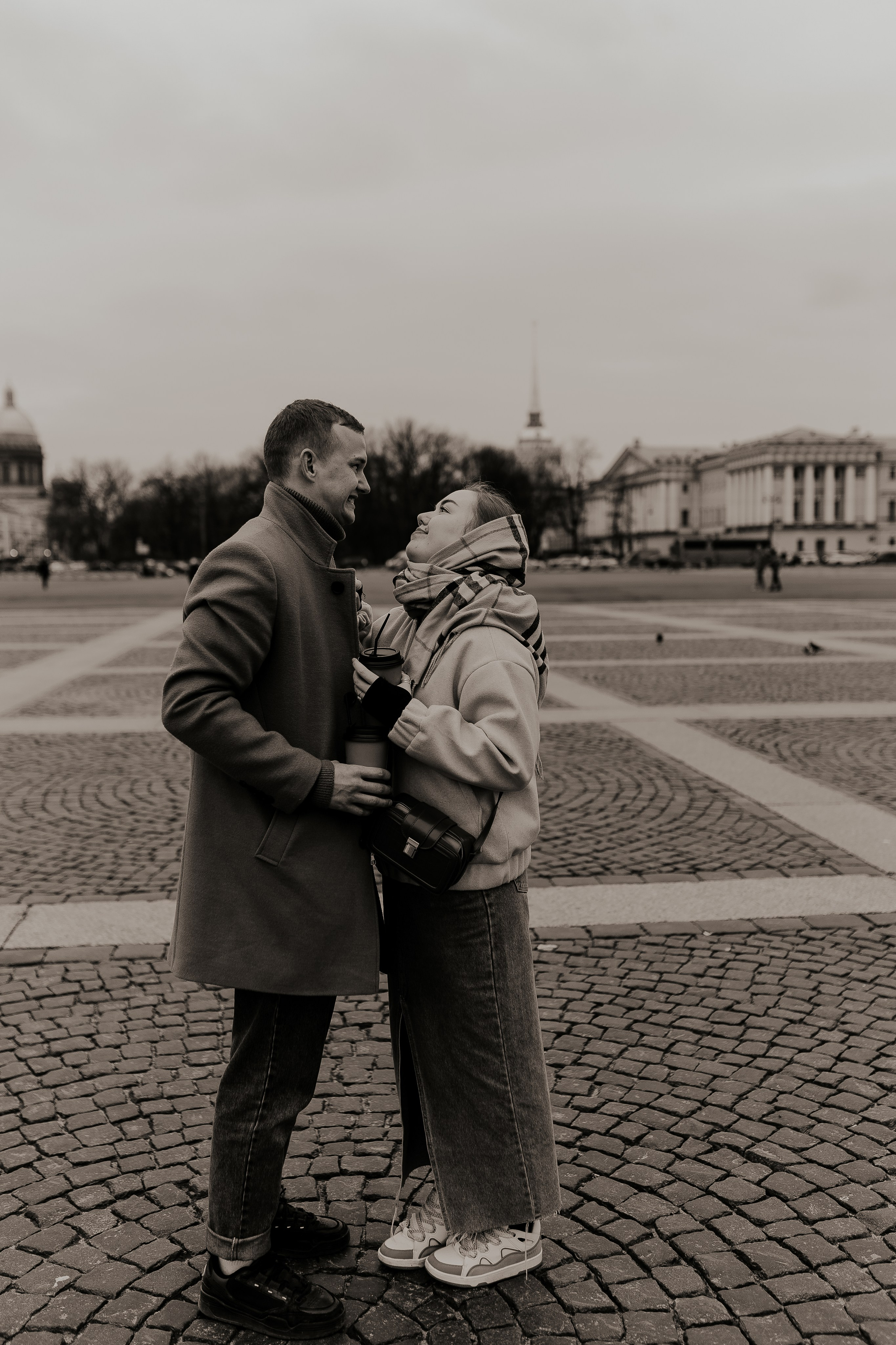 Пара гуляет по Петербургу. Фотограф в Санкт-Петербурге Лиза Семченкова