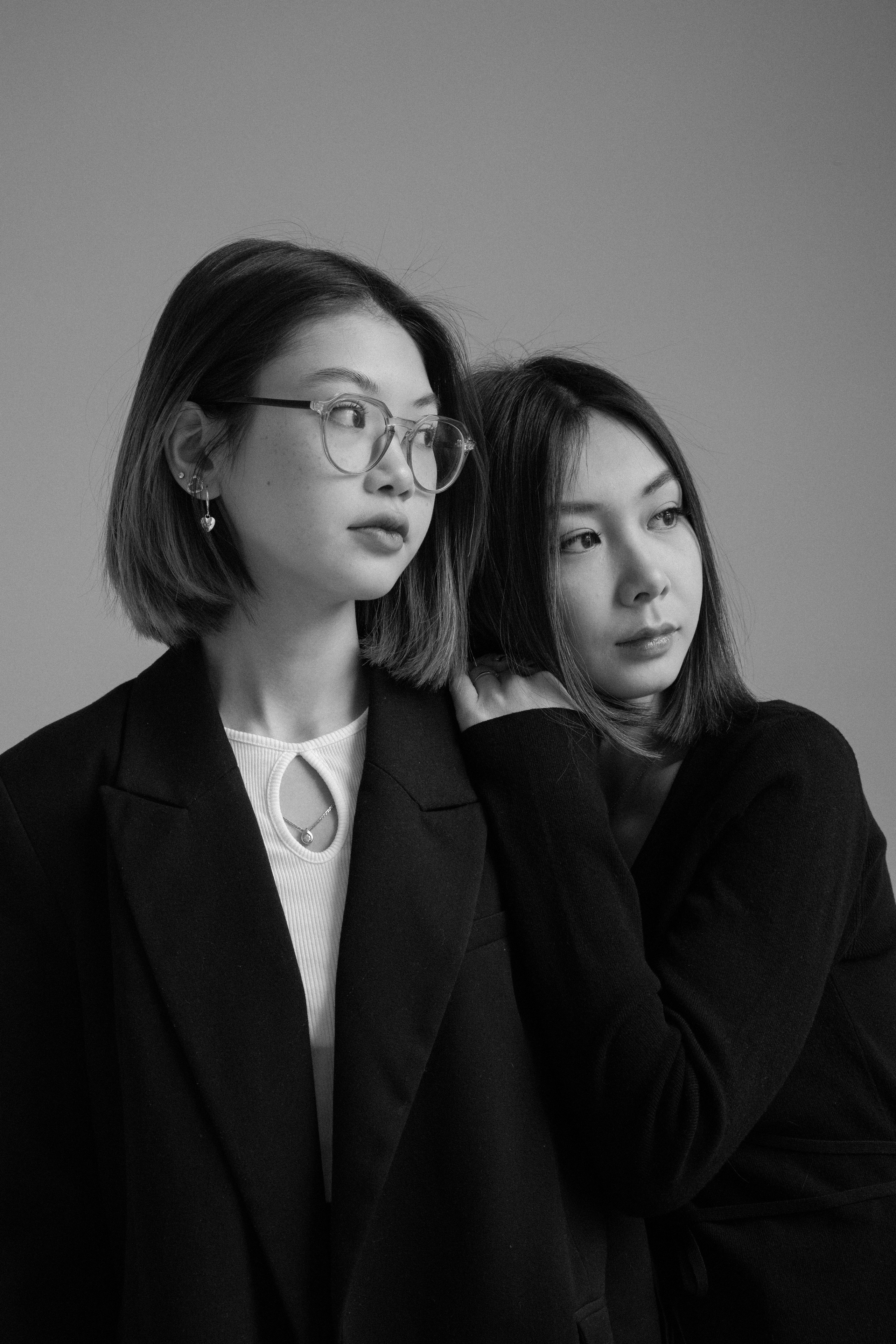 Семейная студийная фотосессия двух сестёр в городе Томск