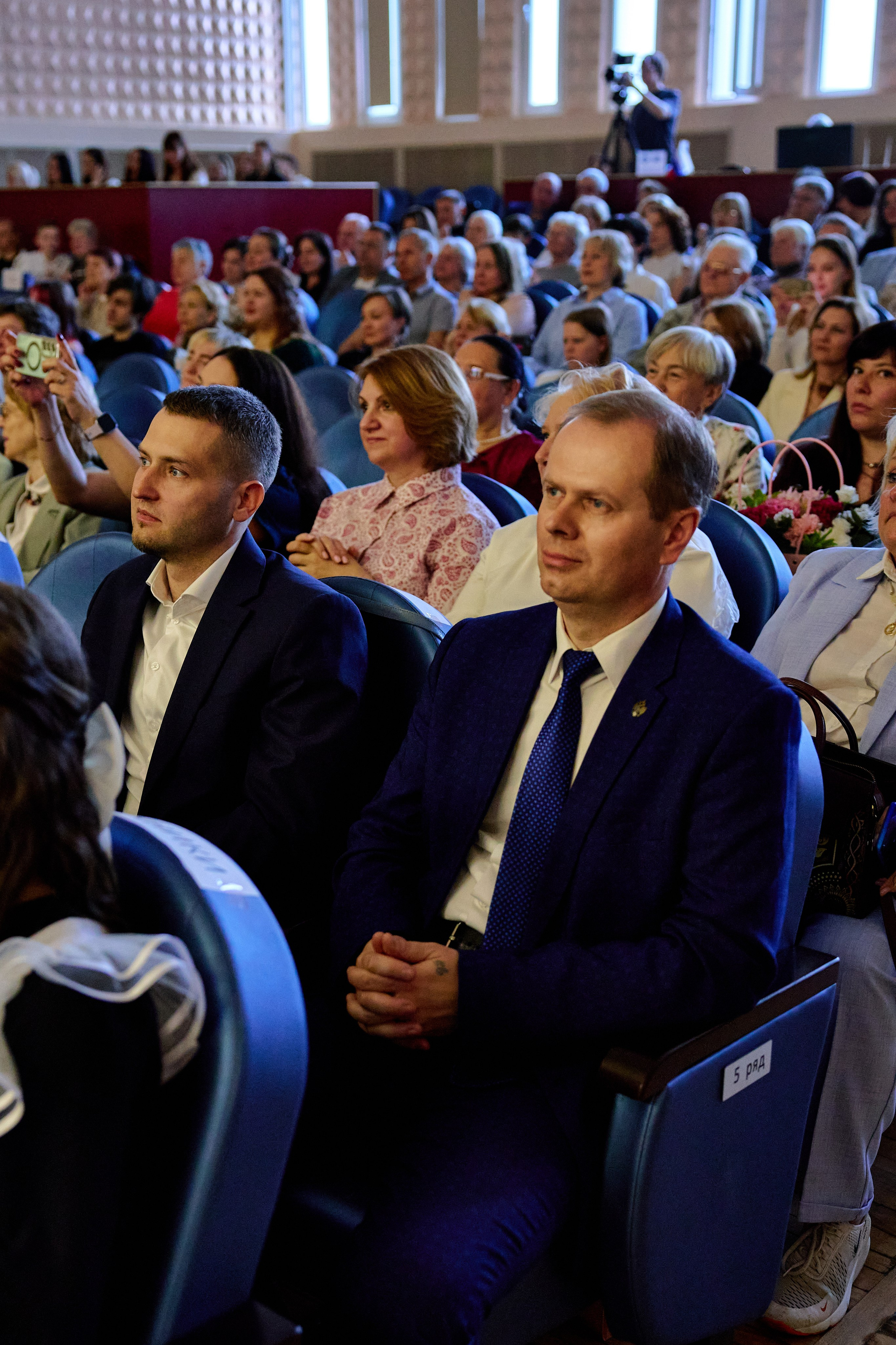 Последний звонок. Гимназия. Фотограф Люся Воробьева