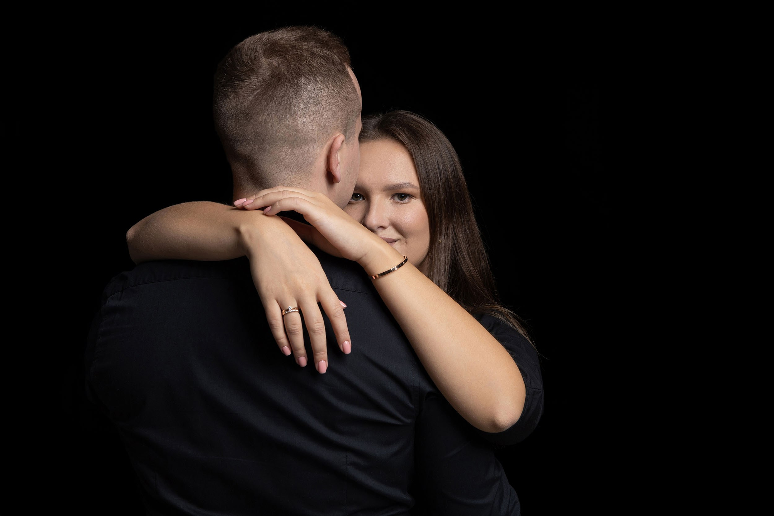 Портрет мужчины и девушки в темном ключе.