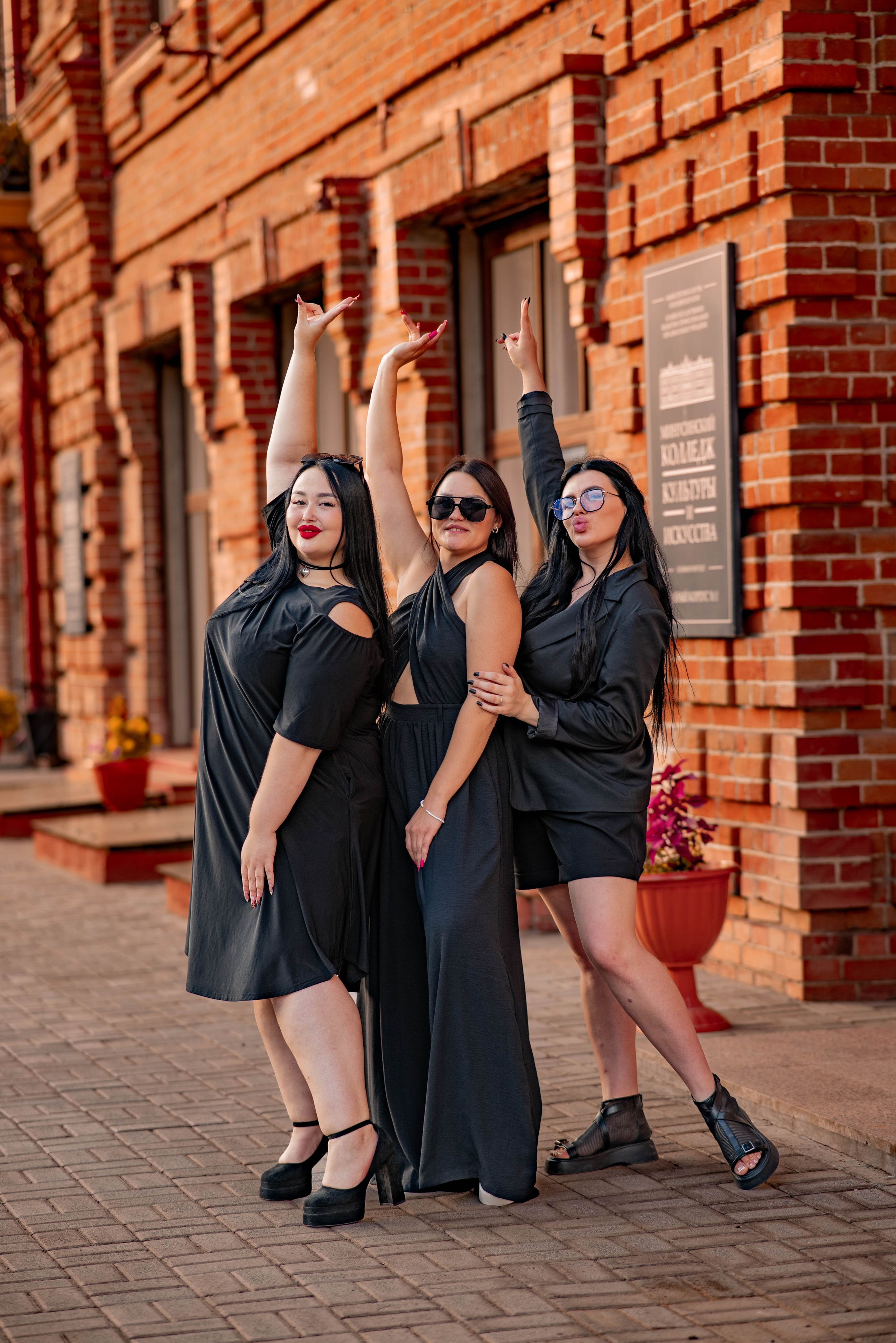 Летняя фотосессия в Минусинске около дома Вильнера: женственность в деталях. Семейный и свадебный фотограф в Абакане Юлия Су