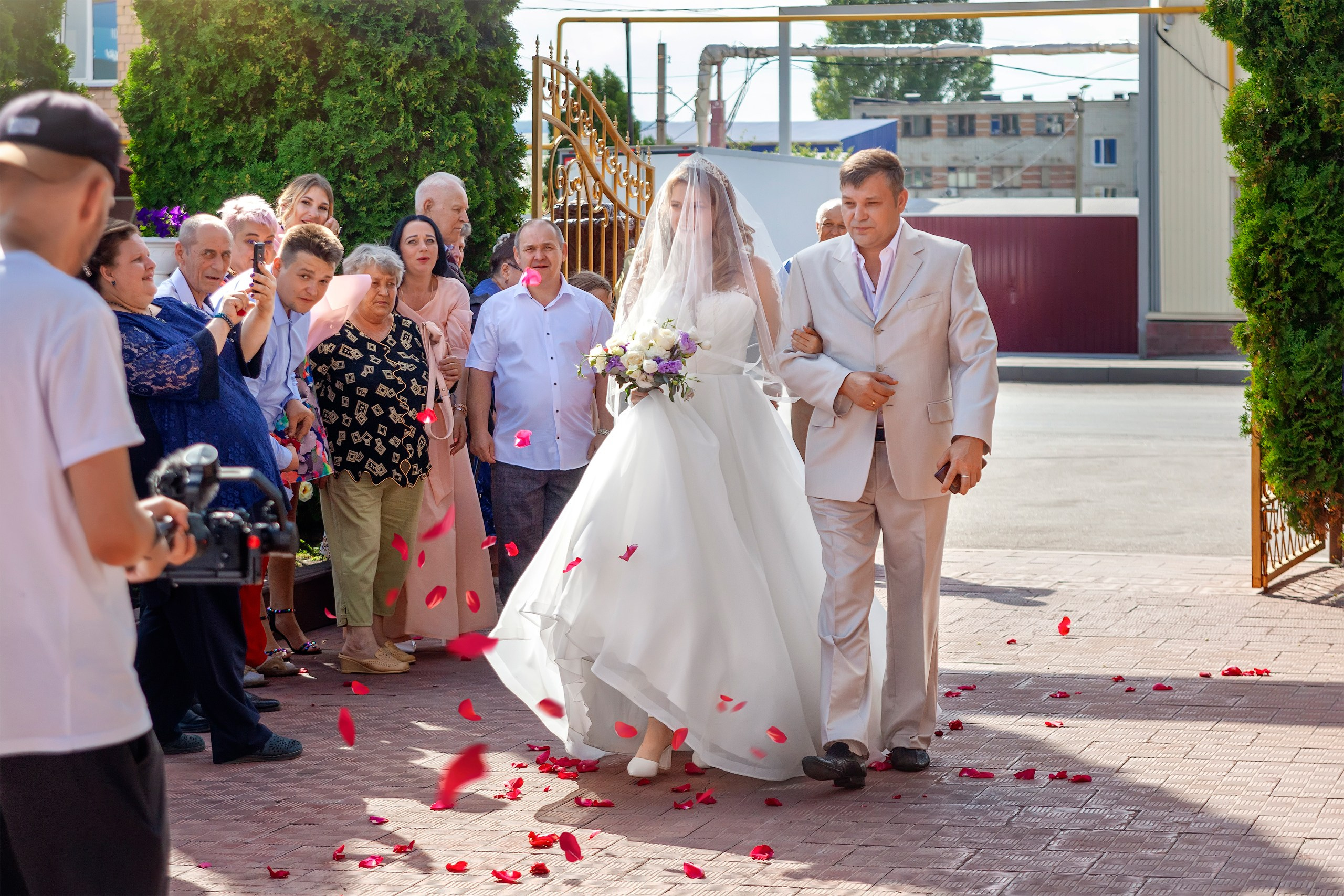 Отец невесты ведёт её к месту росписи