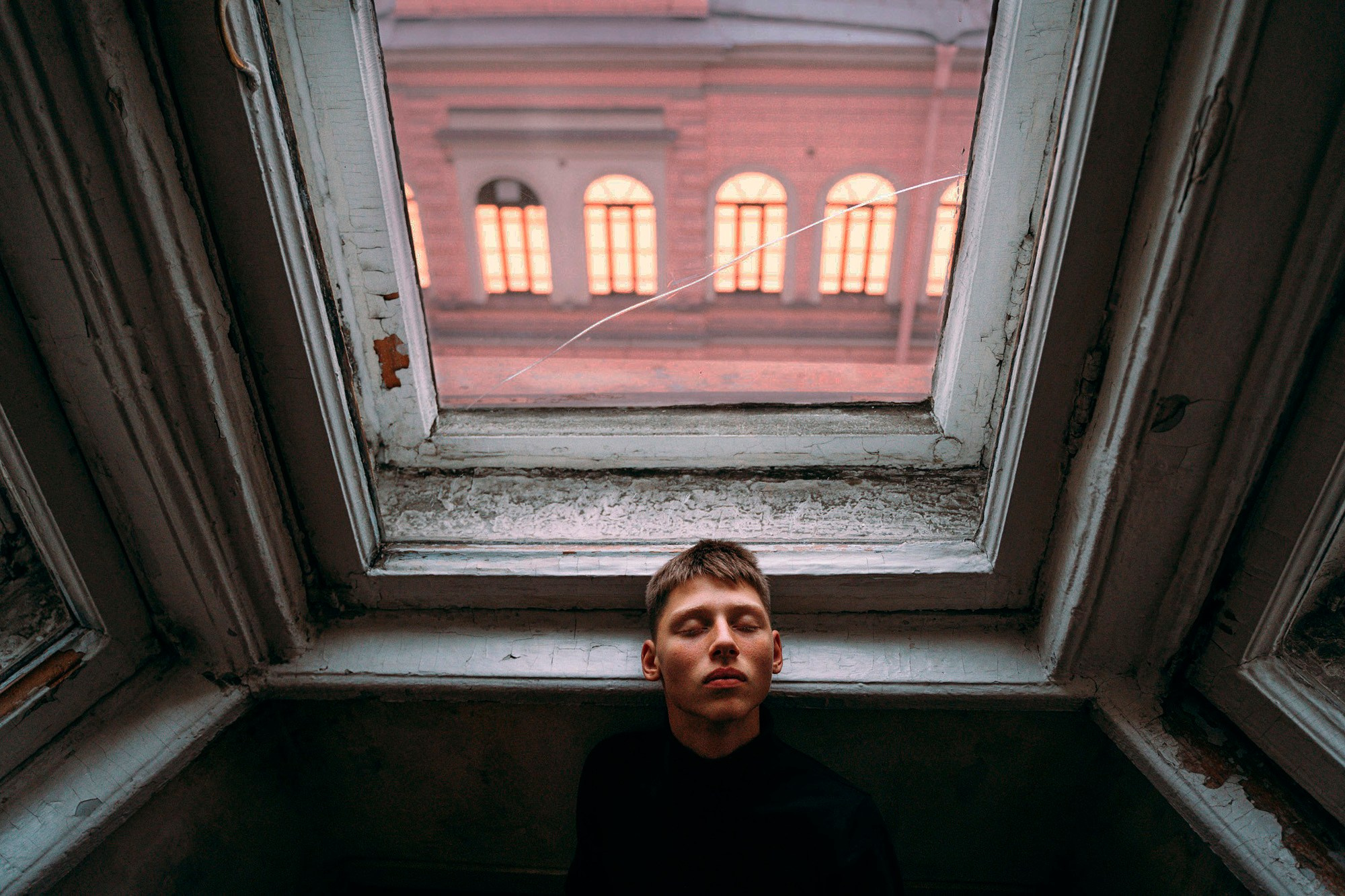 Окно, город, воспоминания, мужчина, тоска