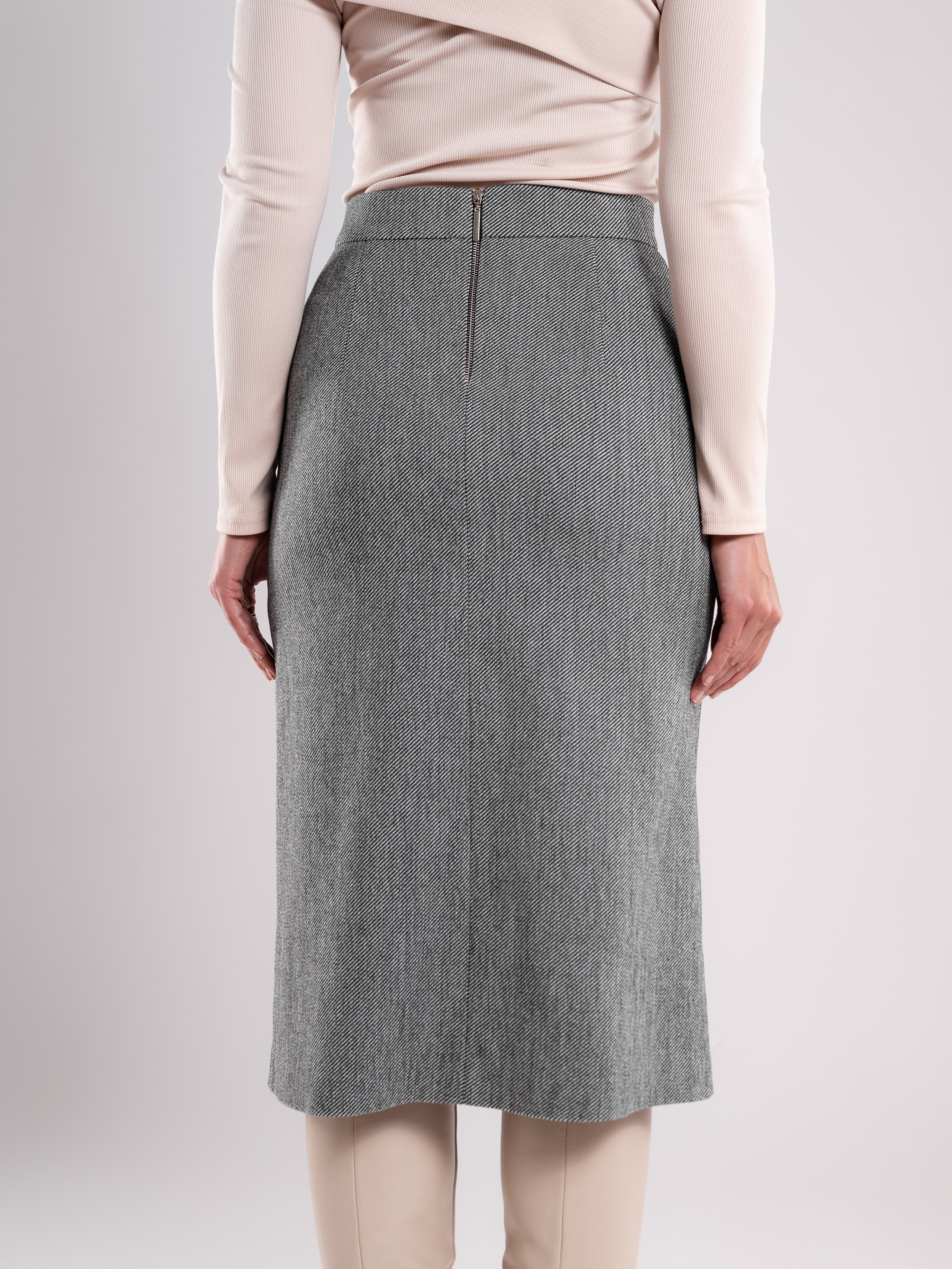 Юбки классика серый фон+интерьер. Предметный фотограф, фото для маркетплейсов Пятигорск, КМВ