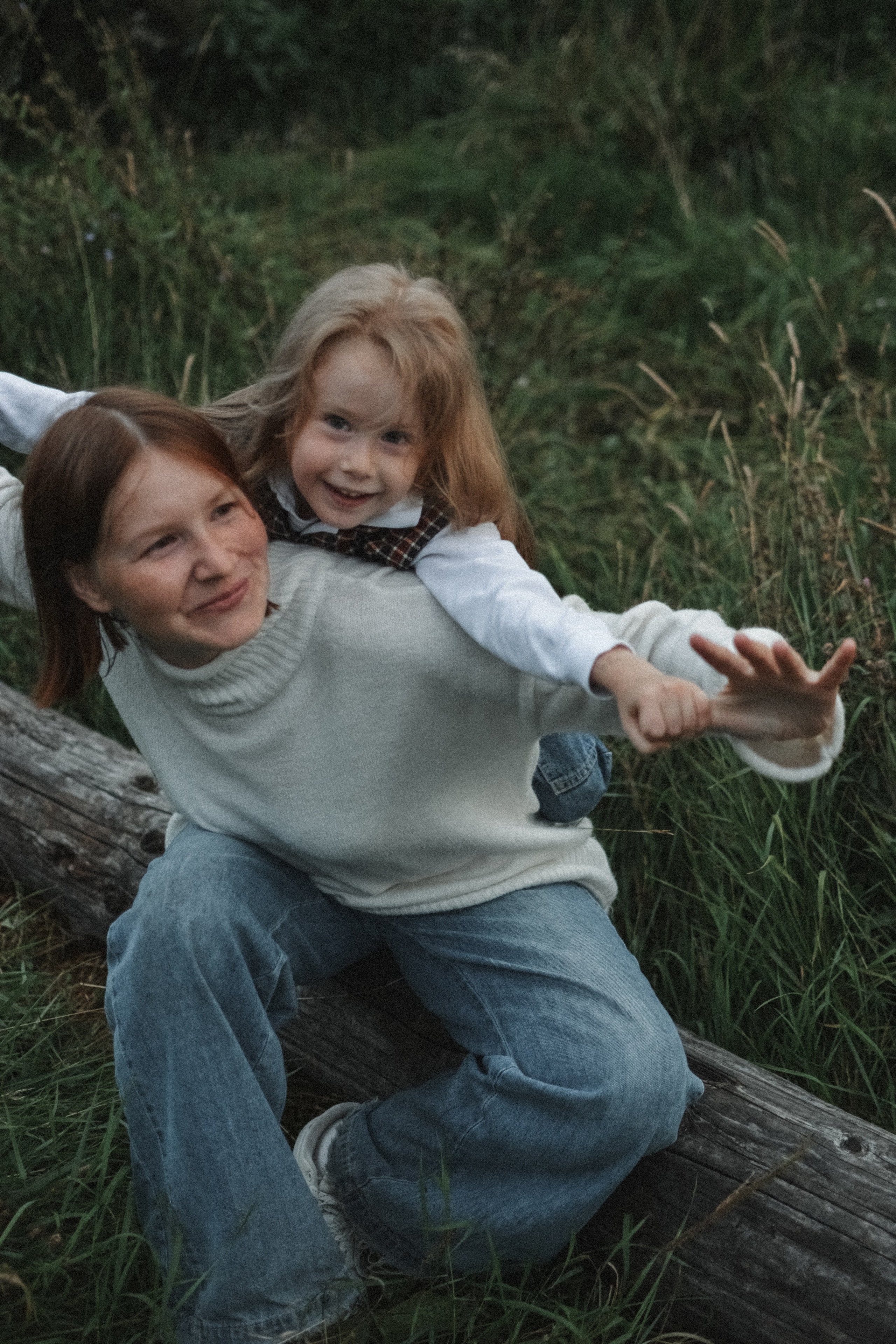 Мама и дочь в лесу. Alenasokolowa.ru