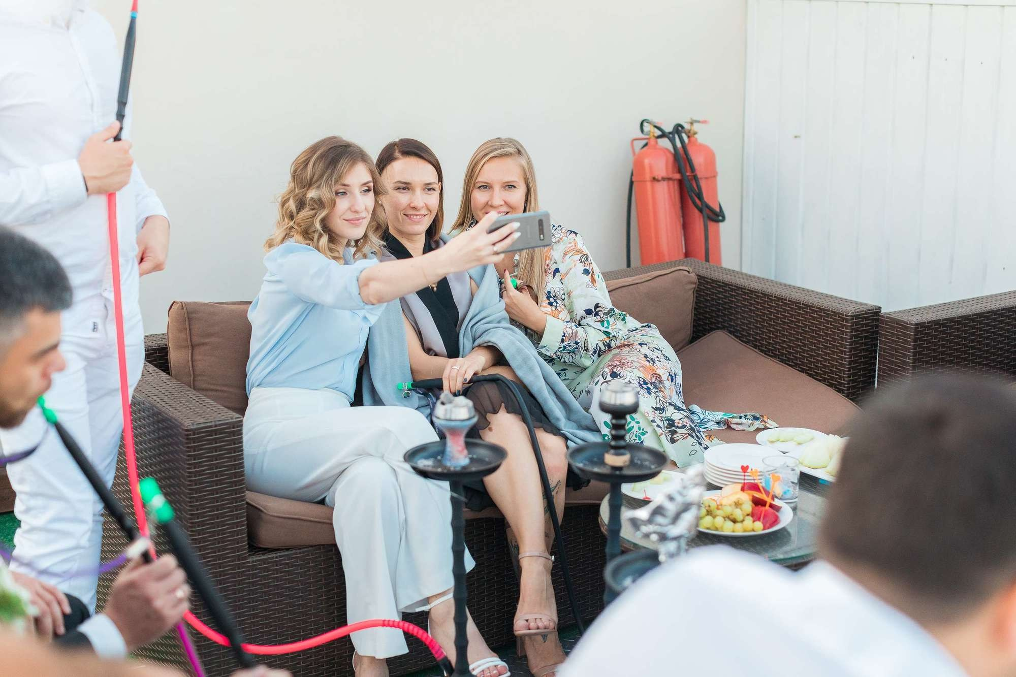 Девушки делают селфи