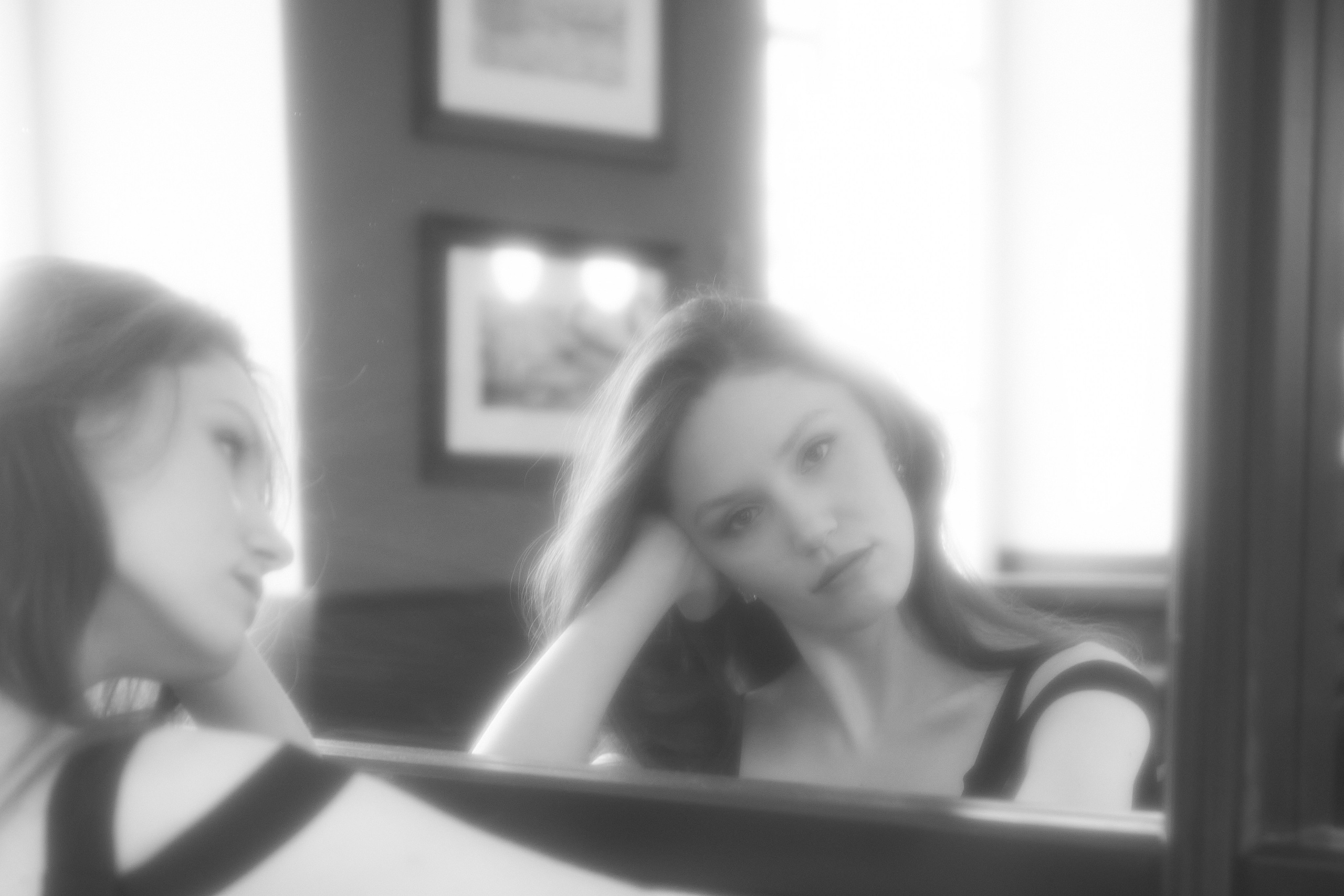 Одна в кафе. Фотограф в Мурманске Оксана Черноморец