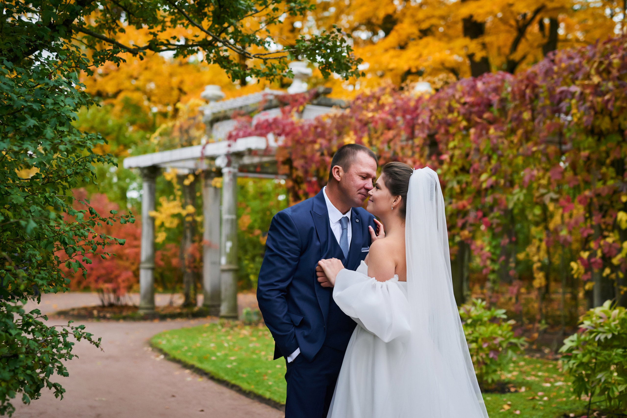 Осенняя свадебная прогулка в Екатерининском парке в Пушкине. Портретный, семейный и свадебный фотограф в Санкт-Петербурге и в Пушкине Ширяев Денис
