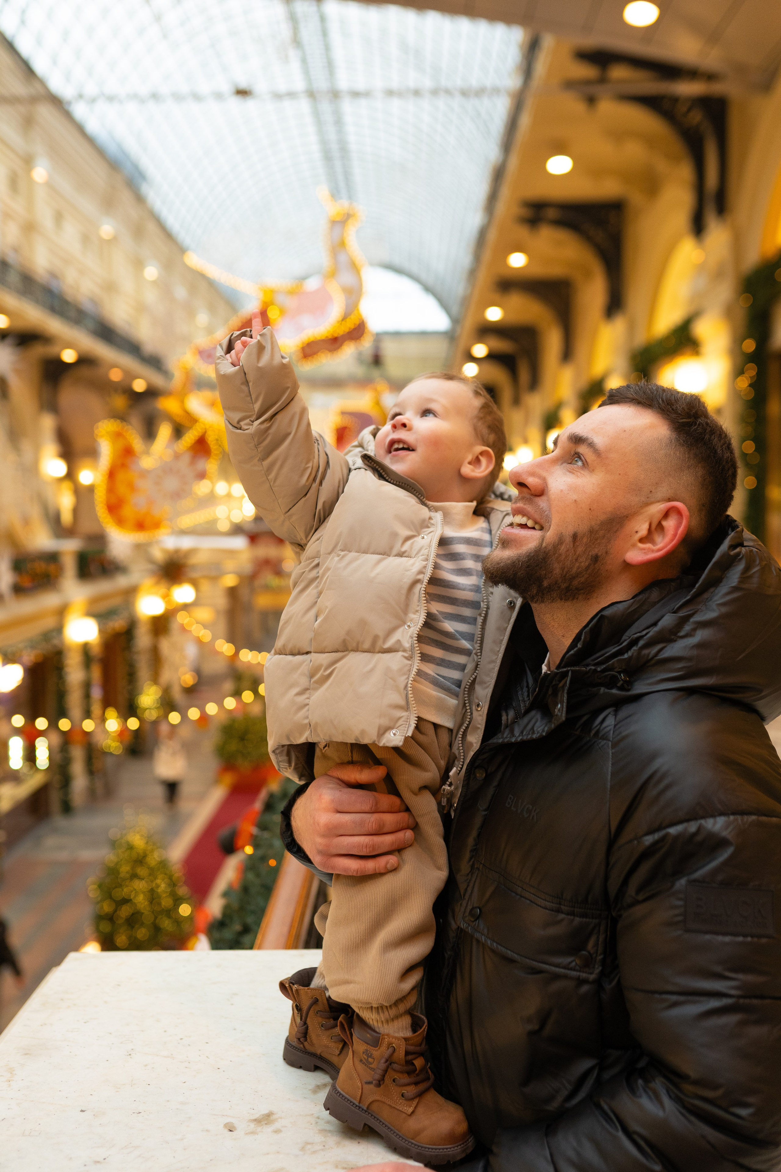 Павел, Егор и Наталия на ГУМ Ярмарке. Свадебный фотограф в Москве Анна Полушина