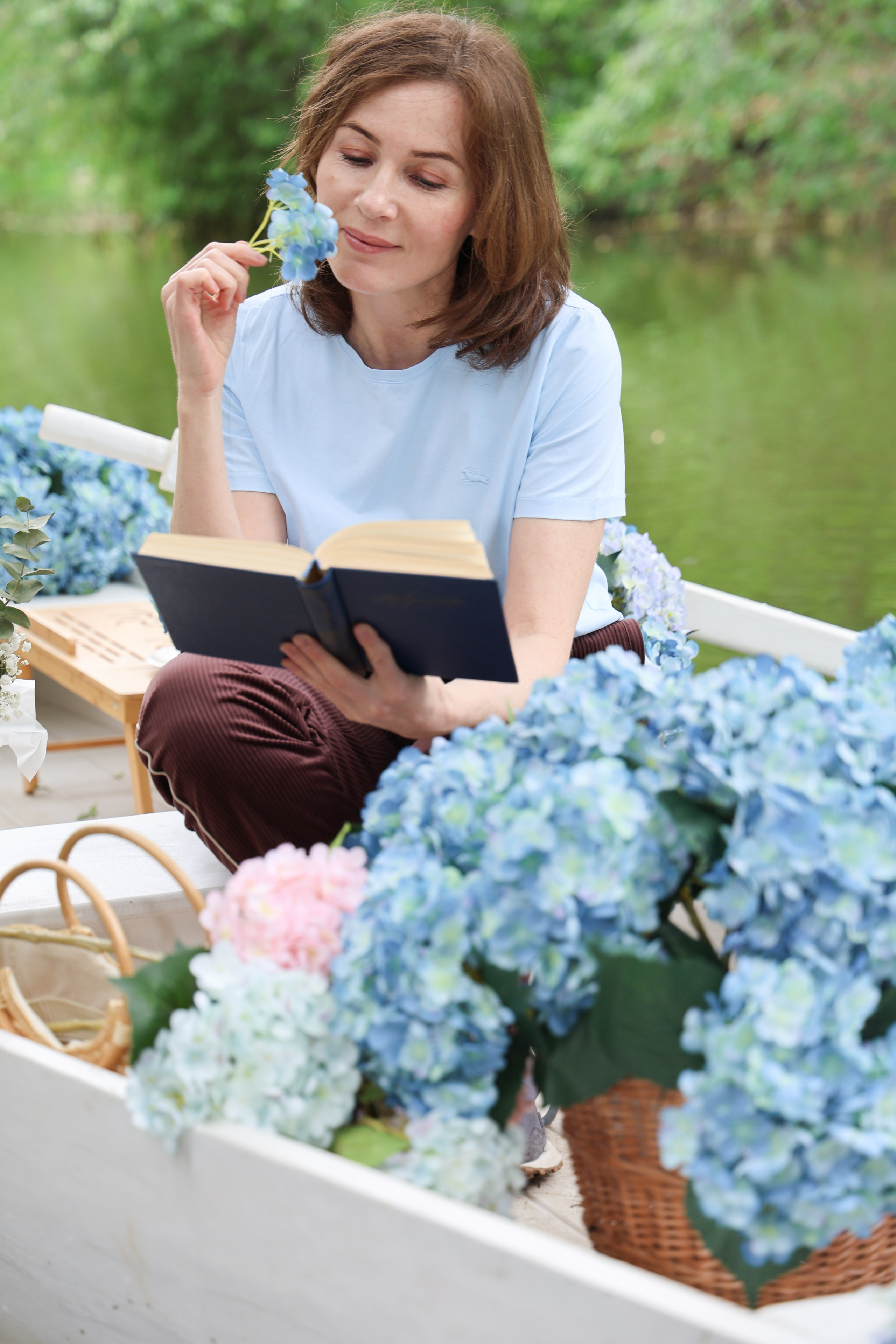 Фотосессия в лодке, лодка, озеро, платье, книга, шляпа, зонт, перчатки, весла, лето. Свадебный, семейный, женский и детский фотограф из Екатеринбурга