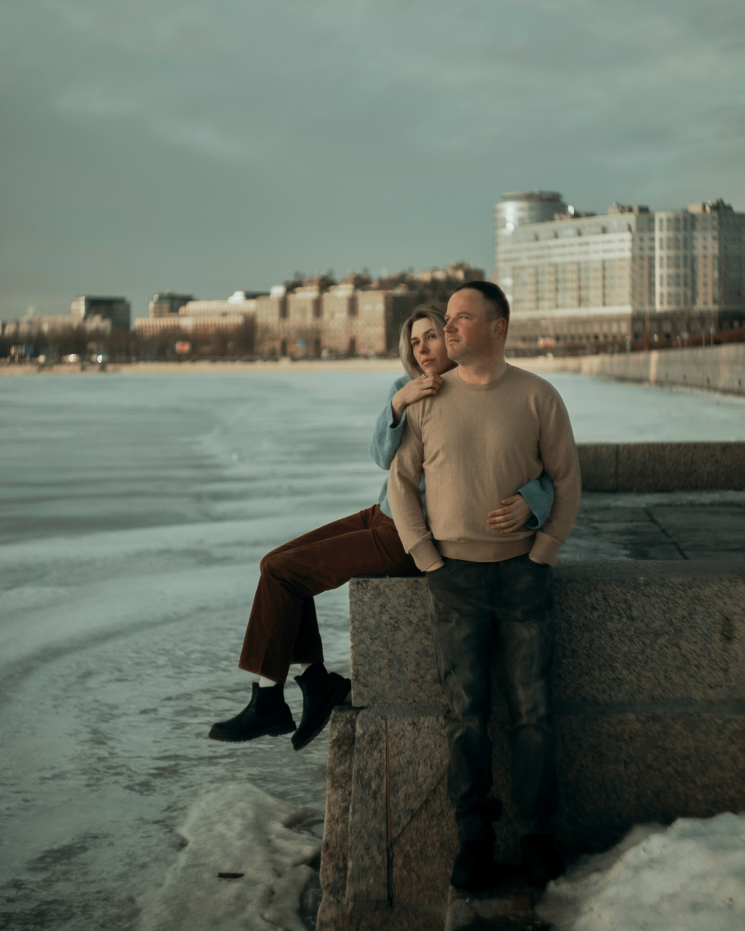Фотосессия пары у воды в Санкт-Петербурге, объятия на набережной, love story съемка в мягкой пленочной эстетике