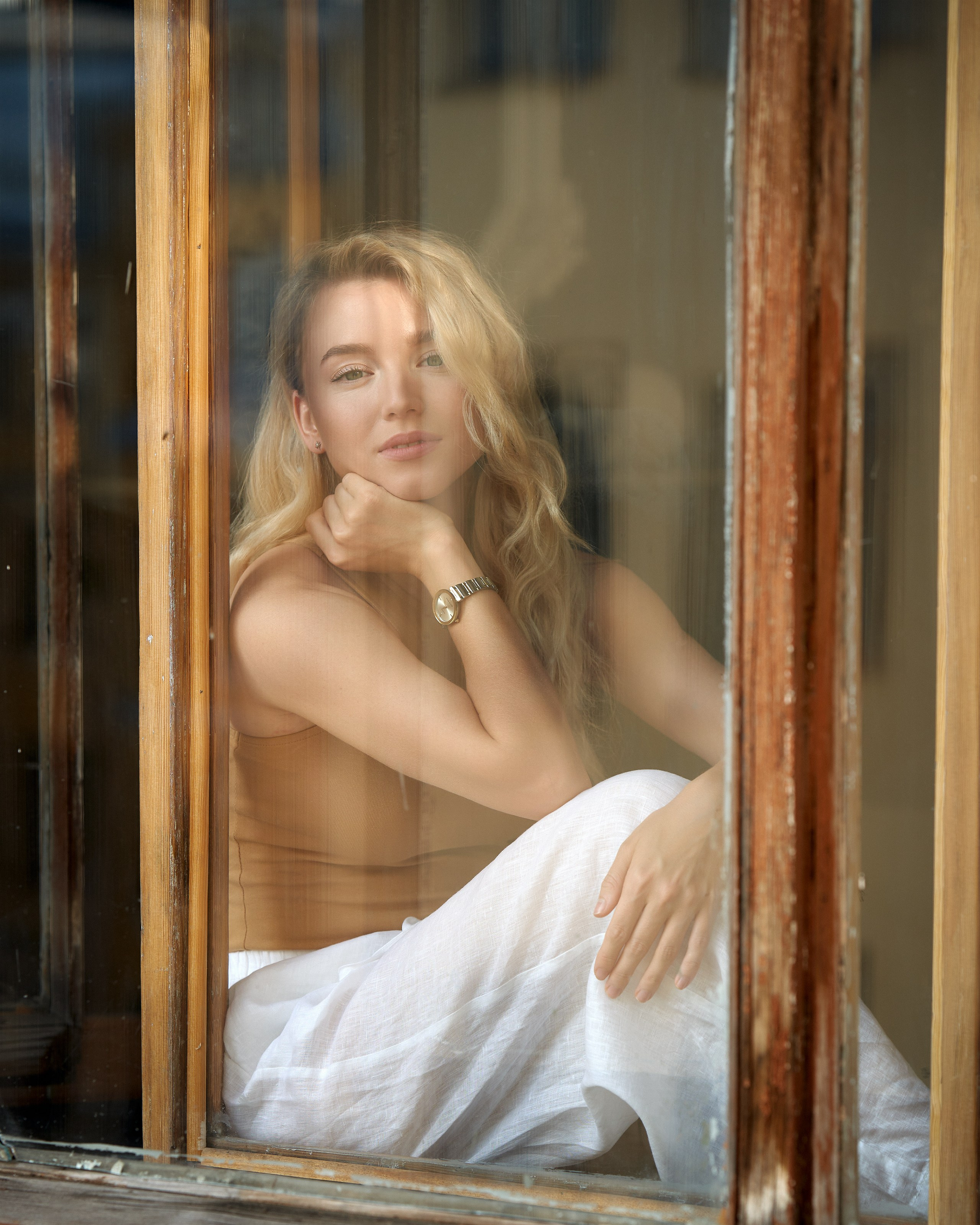 Девушка у окна