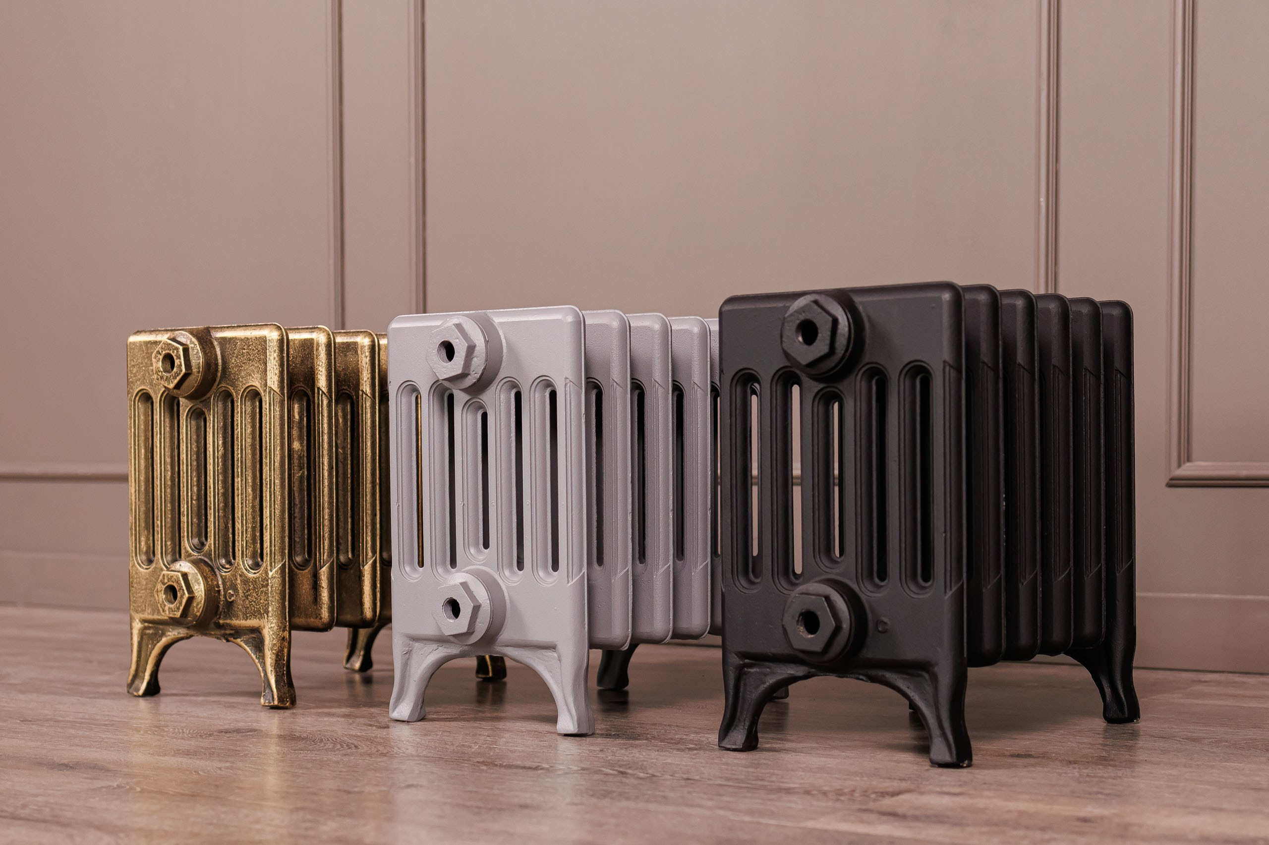 Предметные фотографии дизайнерских радиаторов отопления в стиле ретро