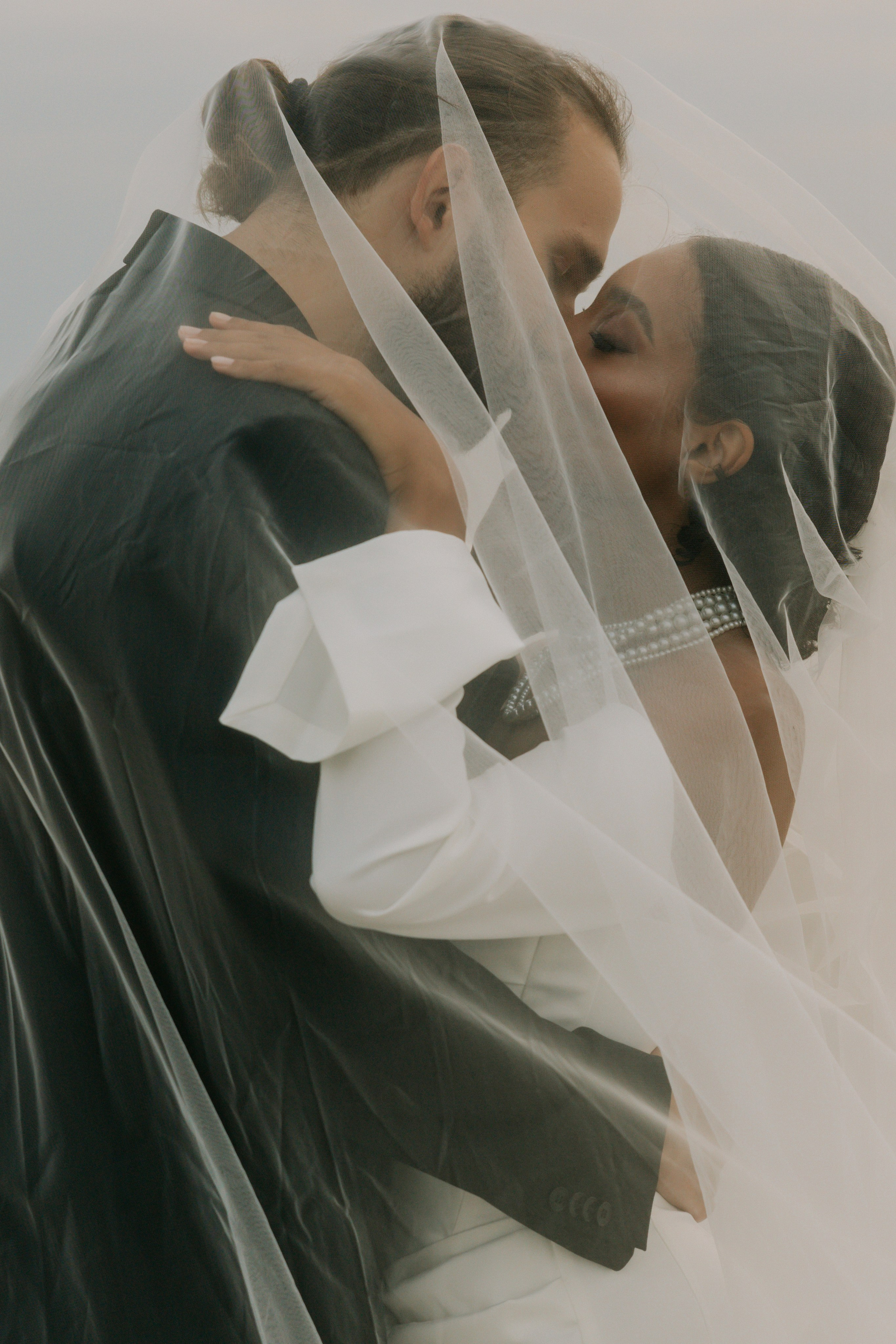 Выездная регистрация на море с белыми розами. Свадебный фотограф Калининград