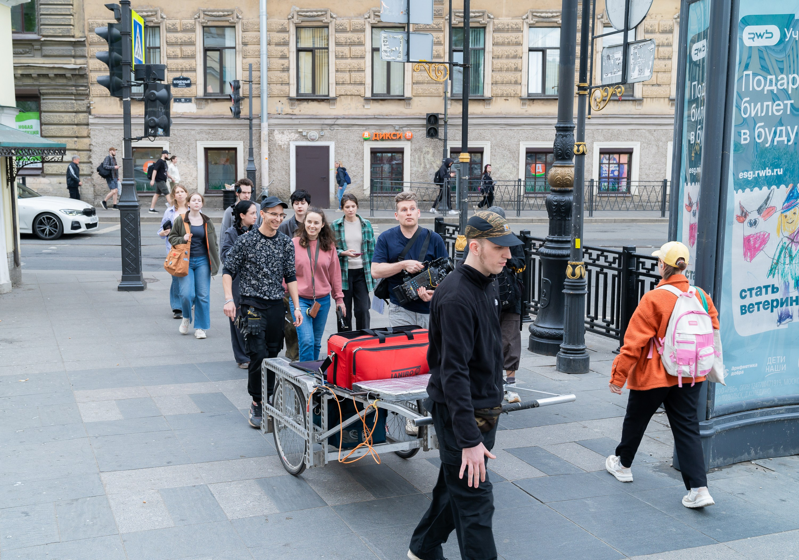 Киносъемочная группа переходит на новую локацию по улице Санкт-Петербурга. За кадром, фотограф Мальцев Евгений.