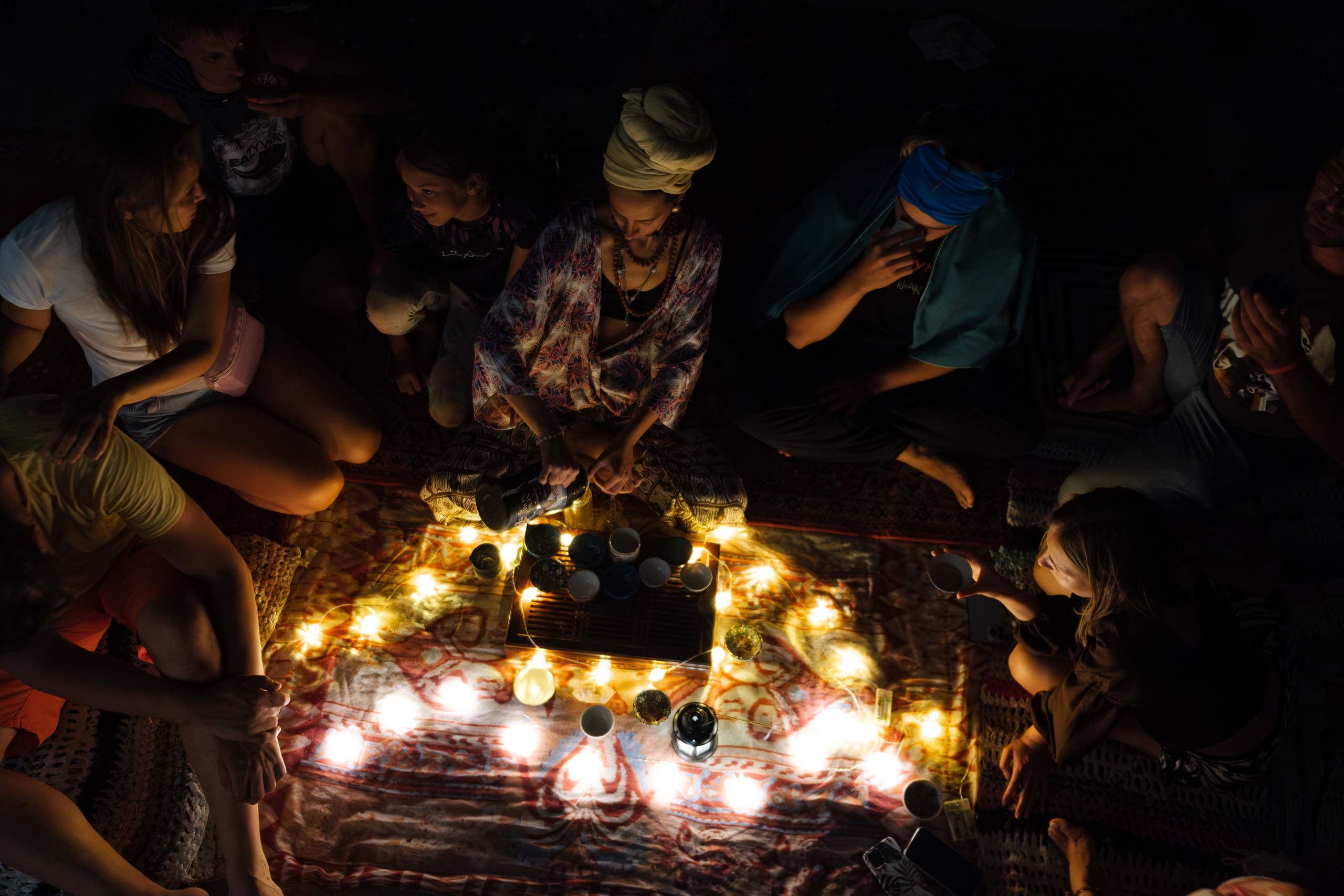 Ночной кадр Ecstatic dance. Чайная церемония