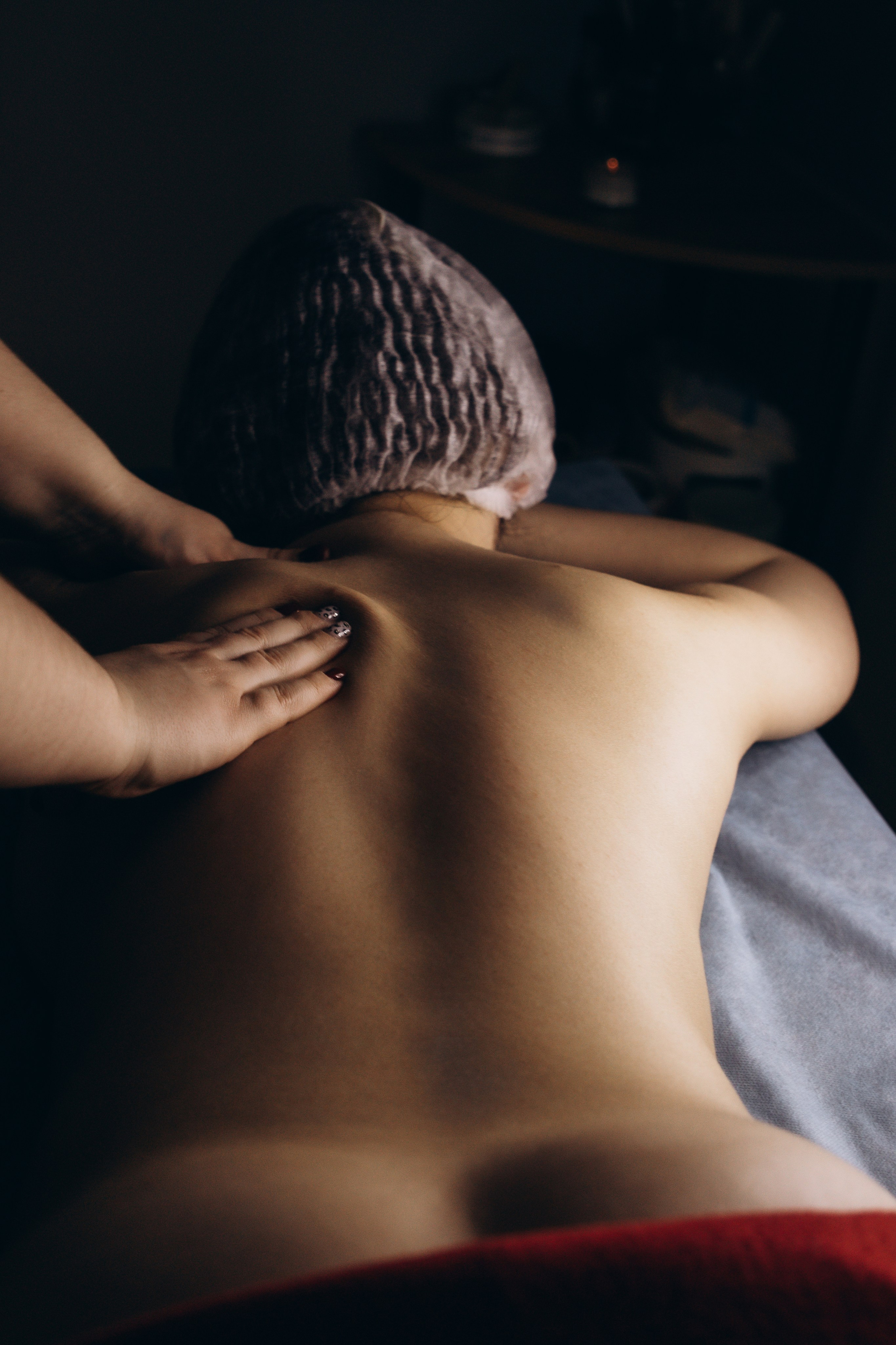 Массажист делает массаж спины