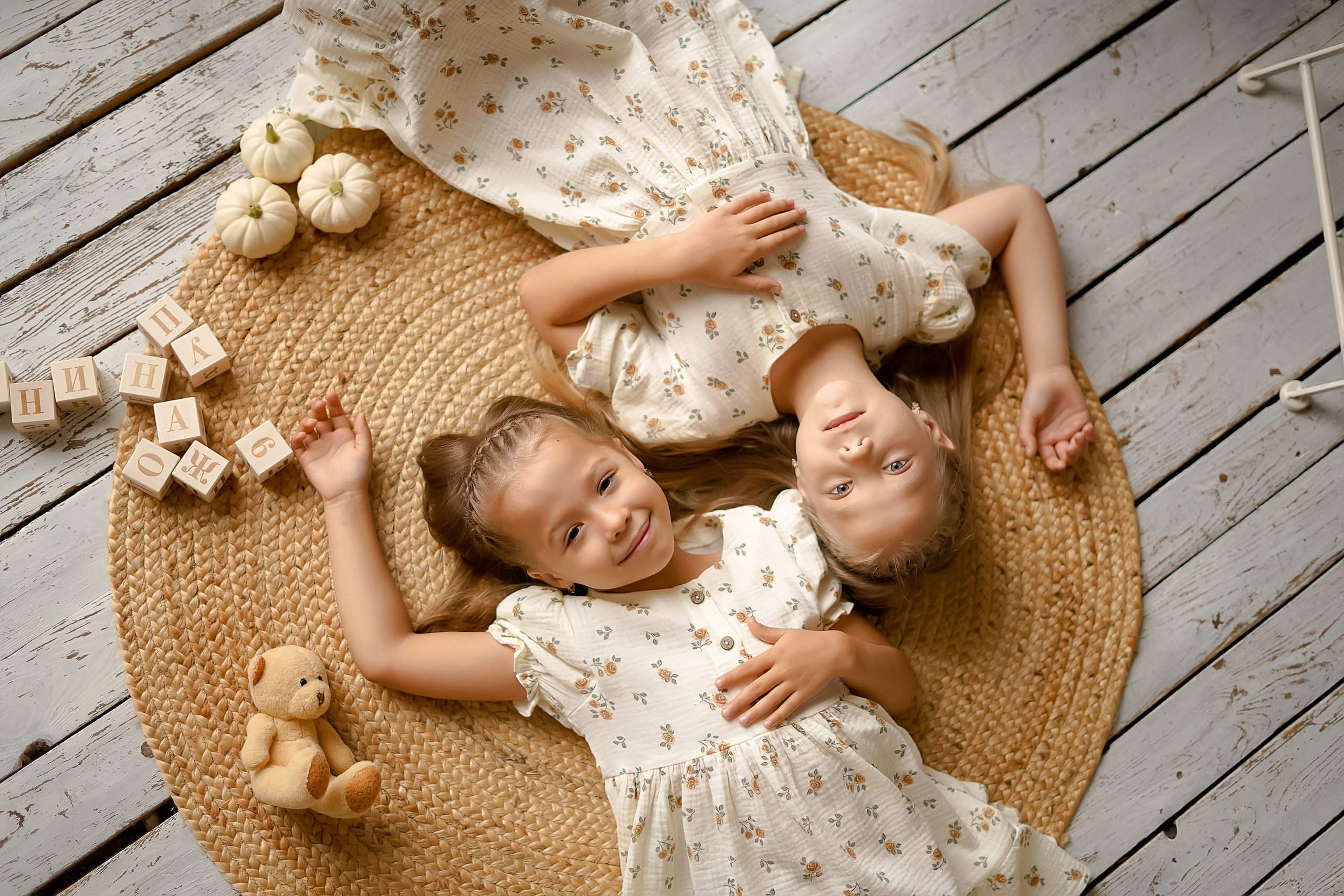 Девочки и ёжик. Фотограф Татьяна Митрофанова