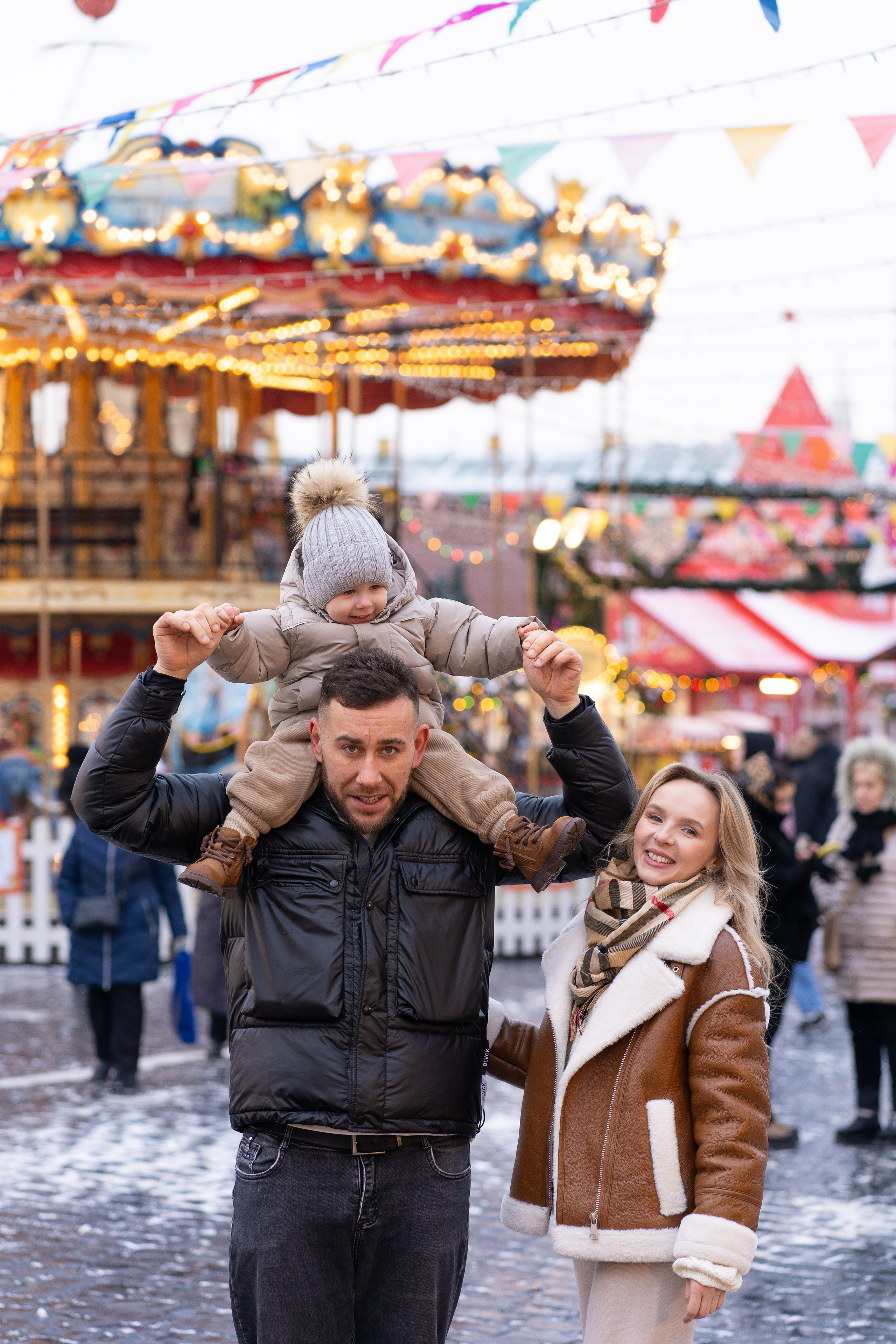 Павел, Егор и Наталия на ГУМ Ярмарке. Свадебный фотограф в Москве Анна Полушина