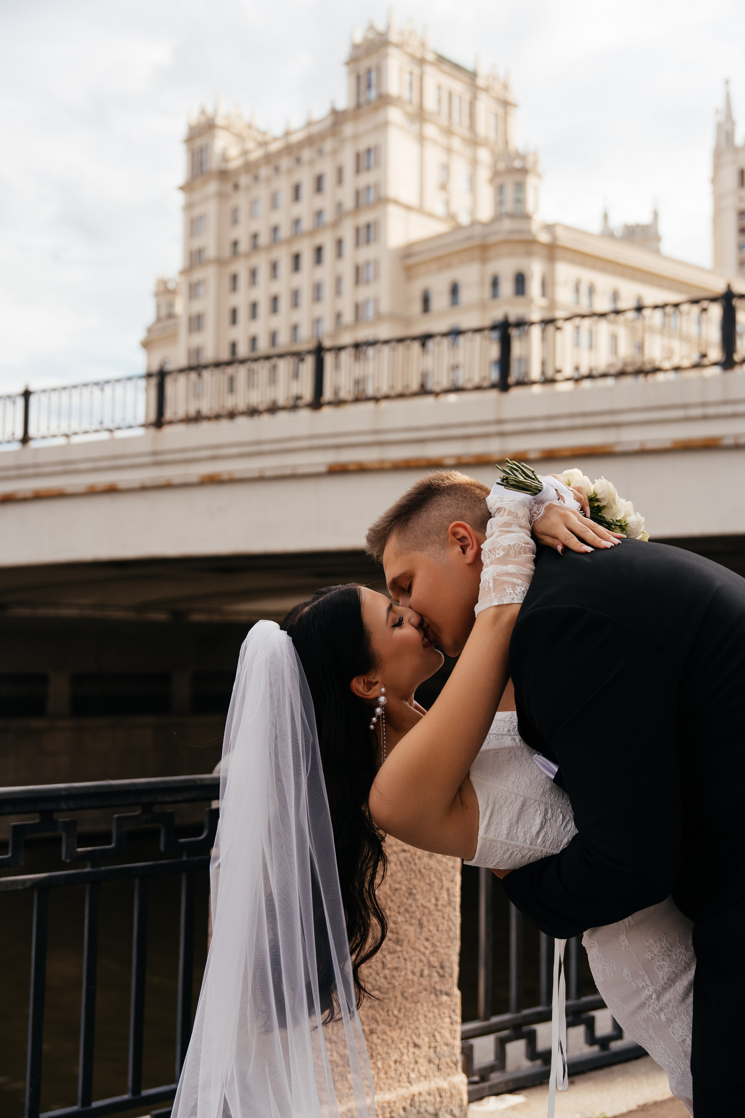 Свадебная фотосессия в Москве у высотки на Котельнической набережной. Свадебный фотограф в Москве Анна Полушина