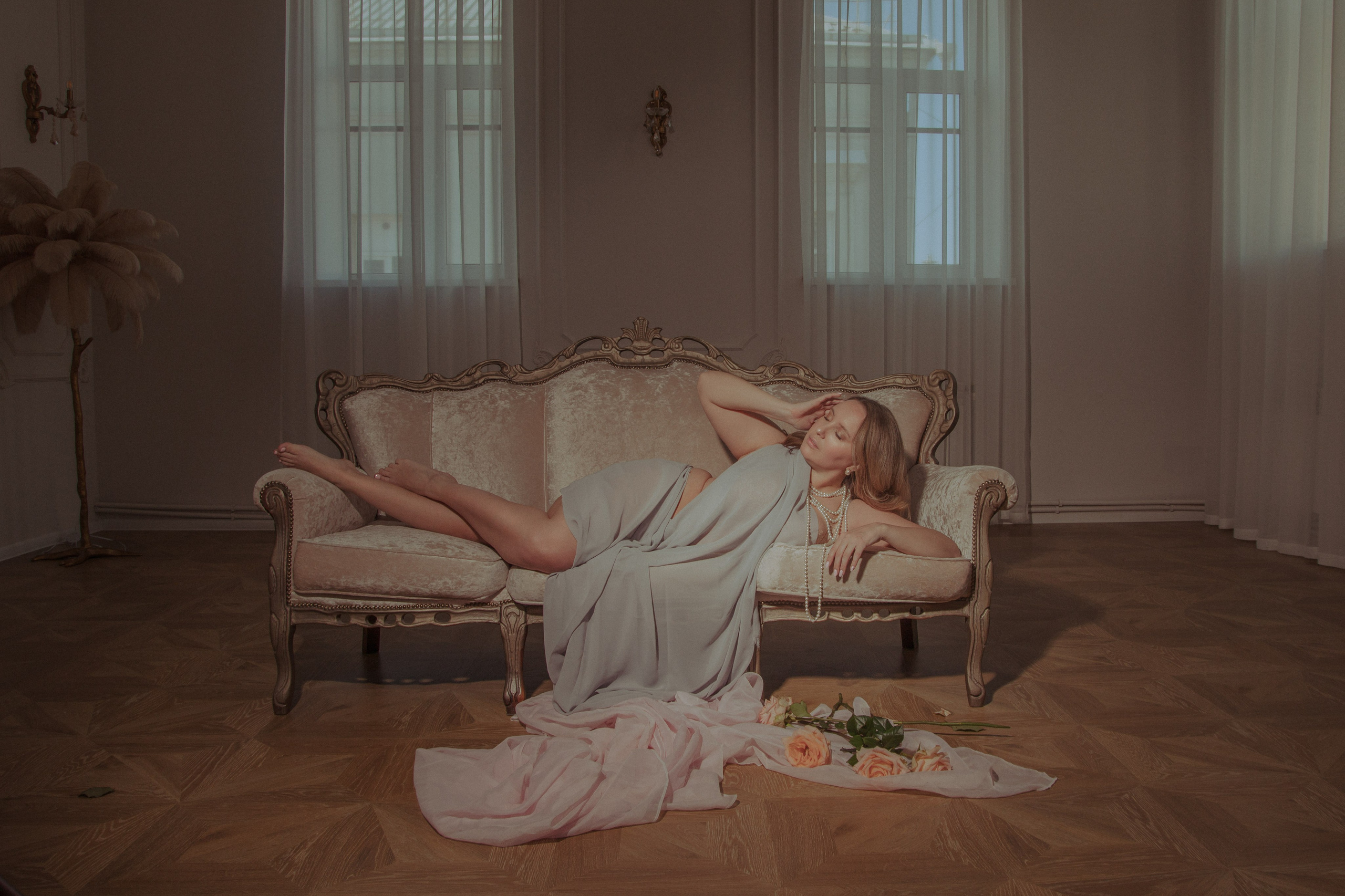 модель плюс-сайз фотосессия в тканях в стиле ренессанс на диване