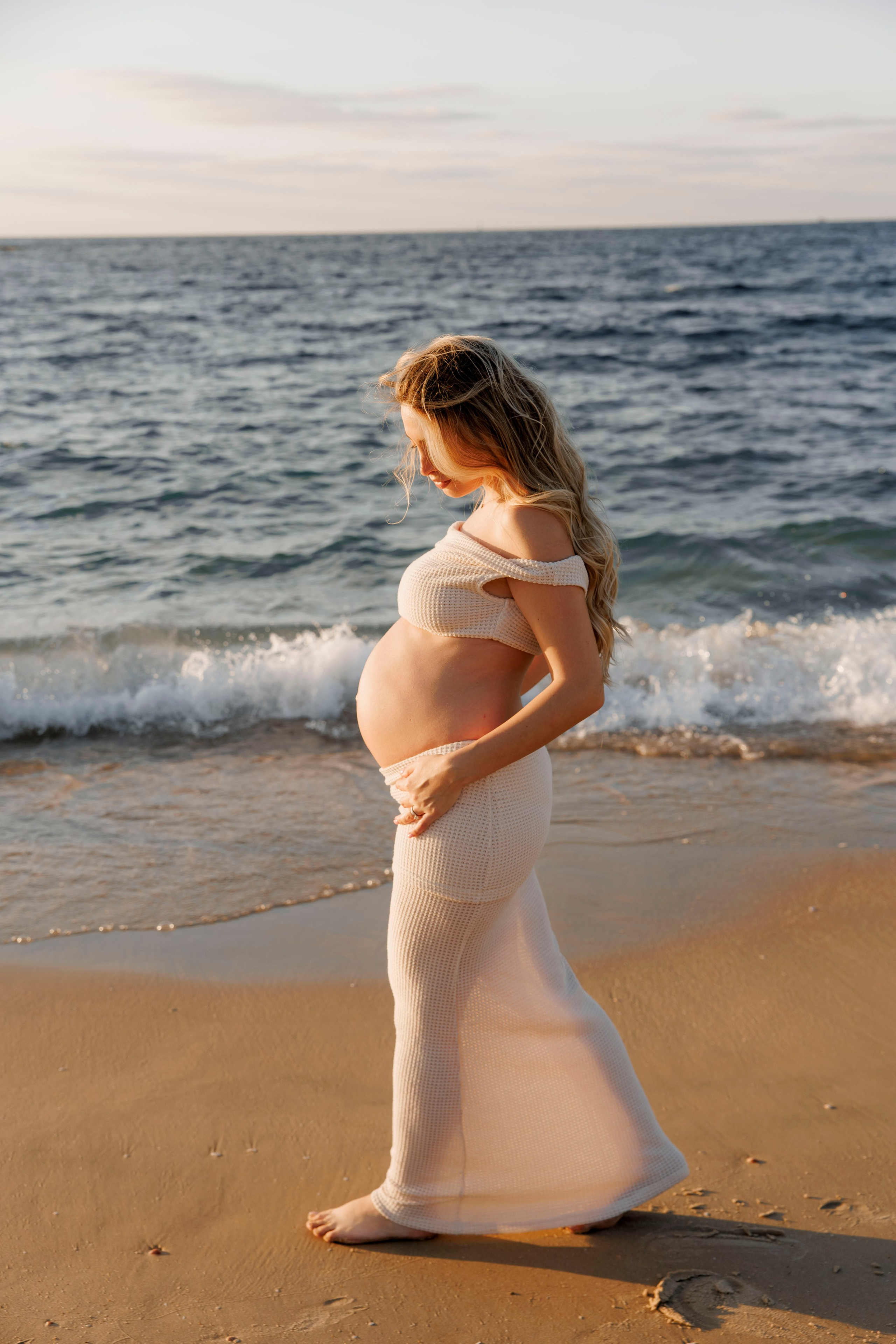 Pregnancy photoshoot near the sea. Wedding and family photographer