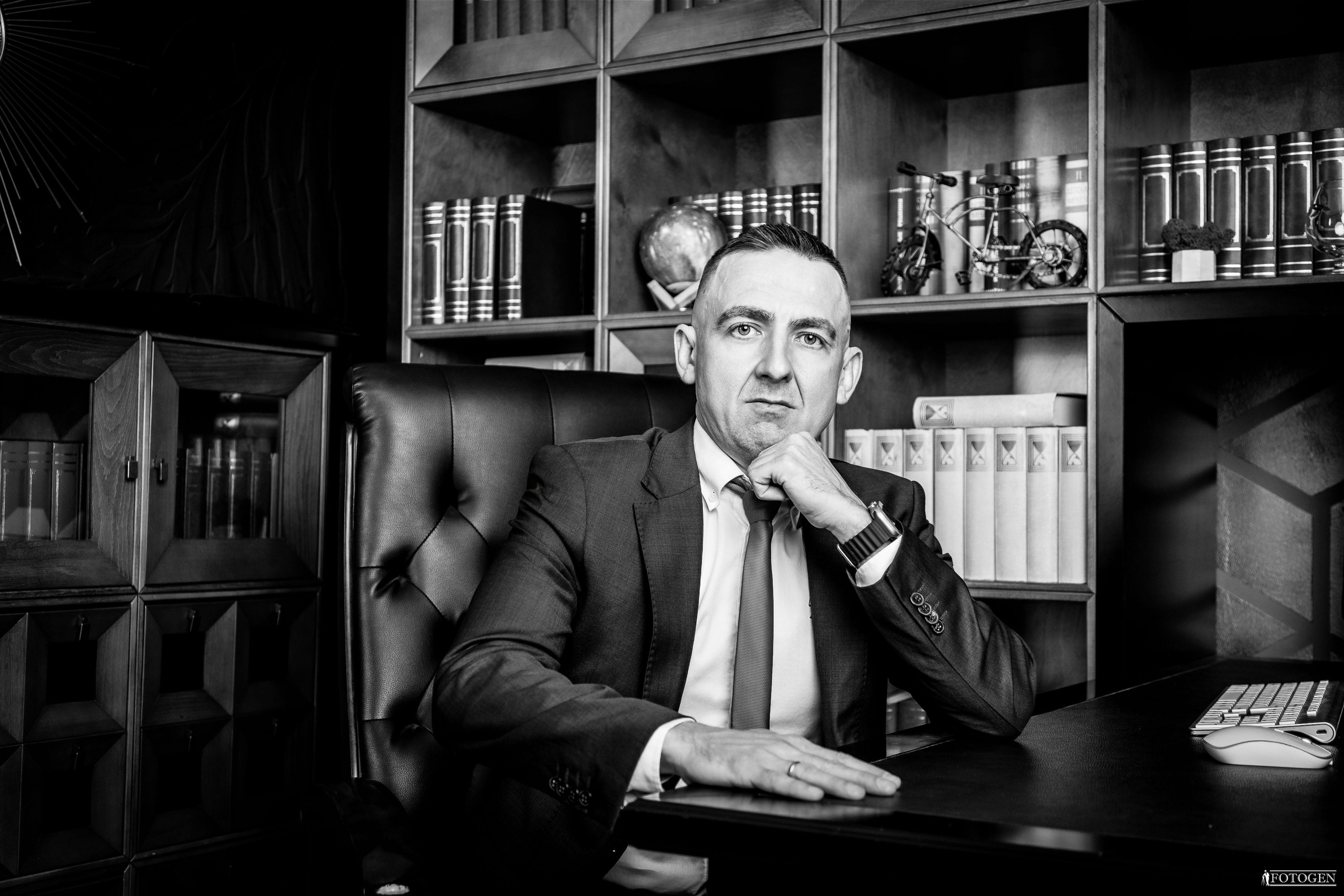 Профессиональная мужская фотосессия в Fotogen: Ваша история в кадре. Интерьерная фотостудия FOTOGEN г. Краснодар