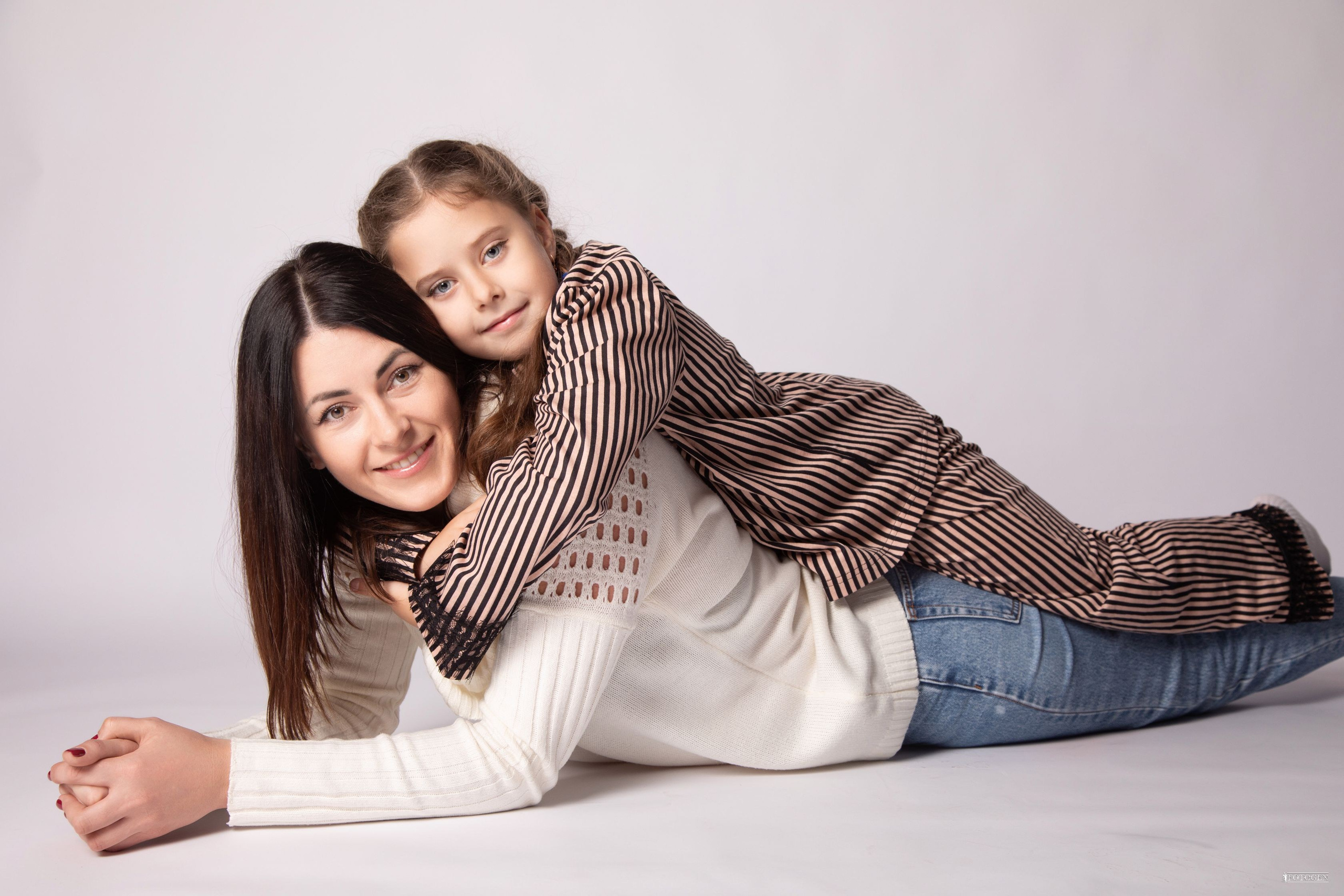 Семейная фотосессия: мама с детьми | Портфолио Fotogen. Интерьерная фотостудия FOTOGEN г. Краснодар