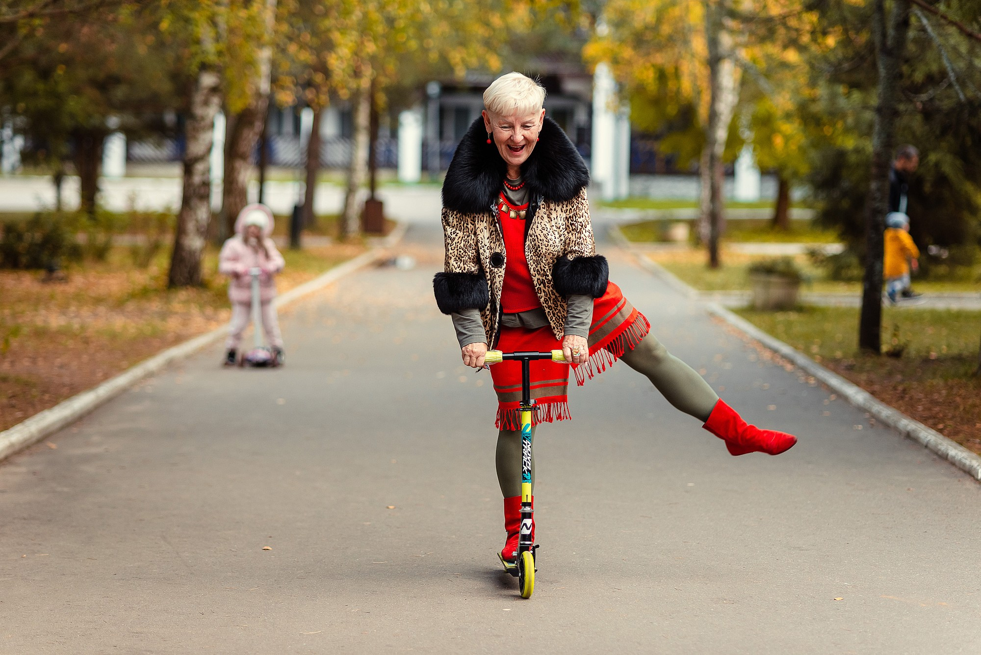 чумовая бабушка на самокате позирует лучший фотограф в кимрах 