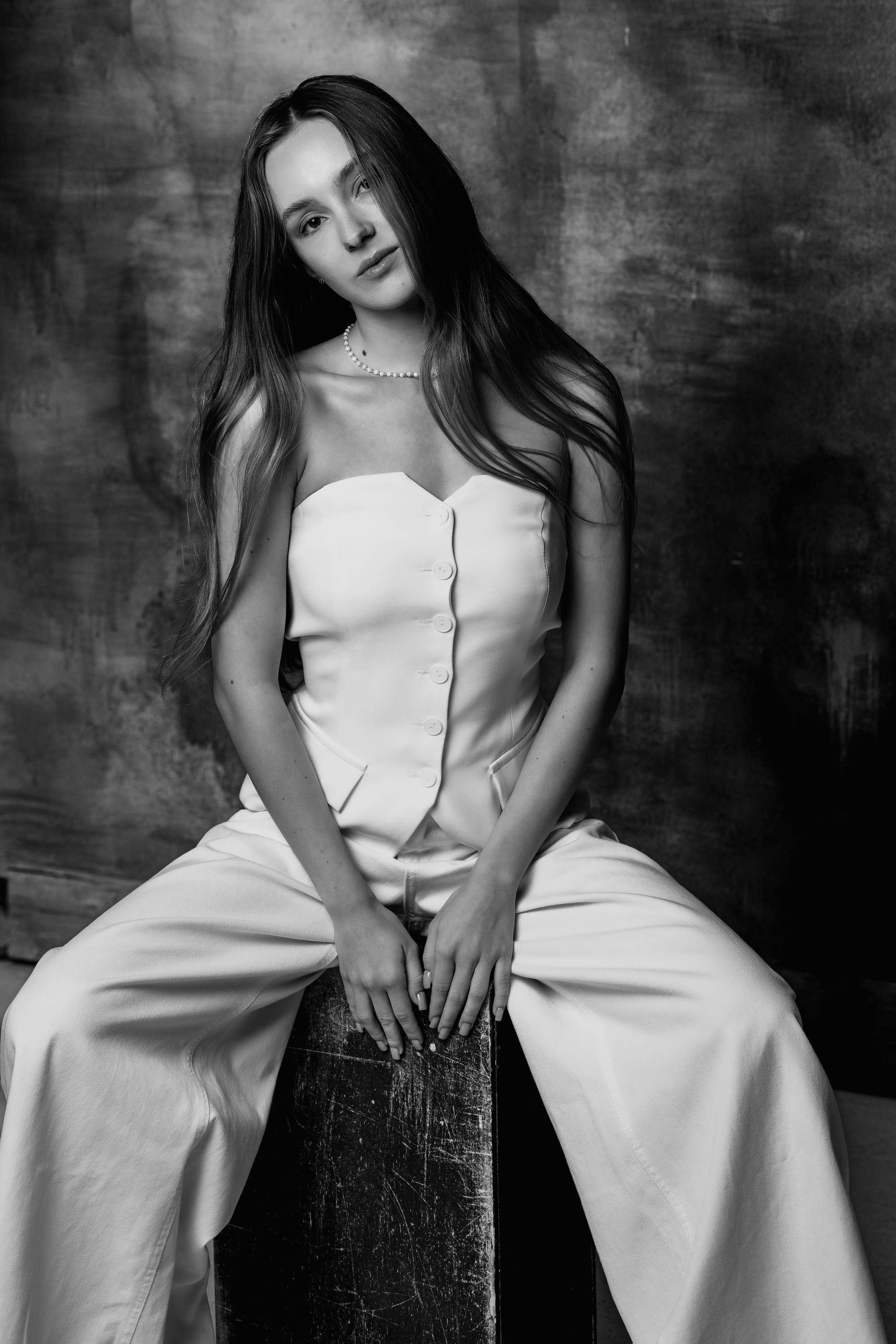 Черно-белый женский портрет, студийный женский портрет в черно-белом стиле, женский портрет в черно-белом стиле, черно-белый женский портрет в классическом стиле, имиджевый женский портрет в черно-белом стиле, творческая фотосессия для женщин в черно-белом стиле.