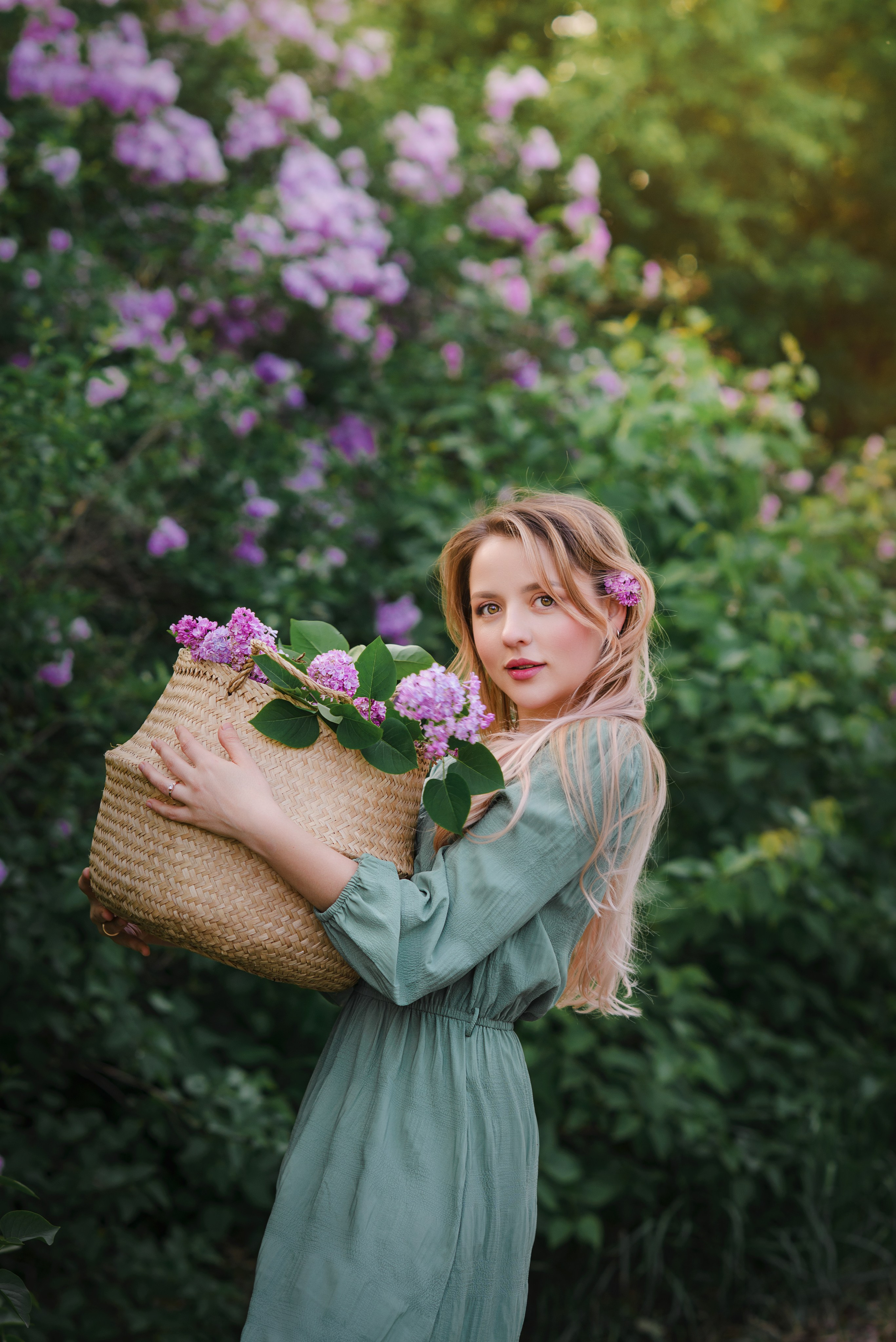 Прогулочная портретная фотосессия в сирени. Портрет девушки в сирени. Фотограф в Симферополе и по Крыму Ольга Топоривская.
