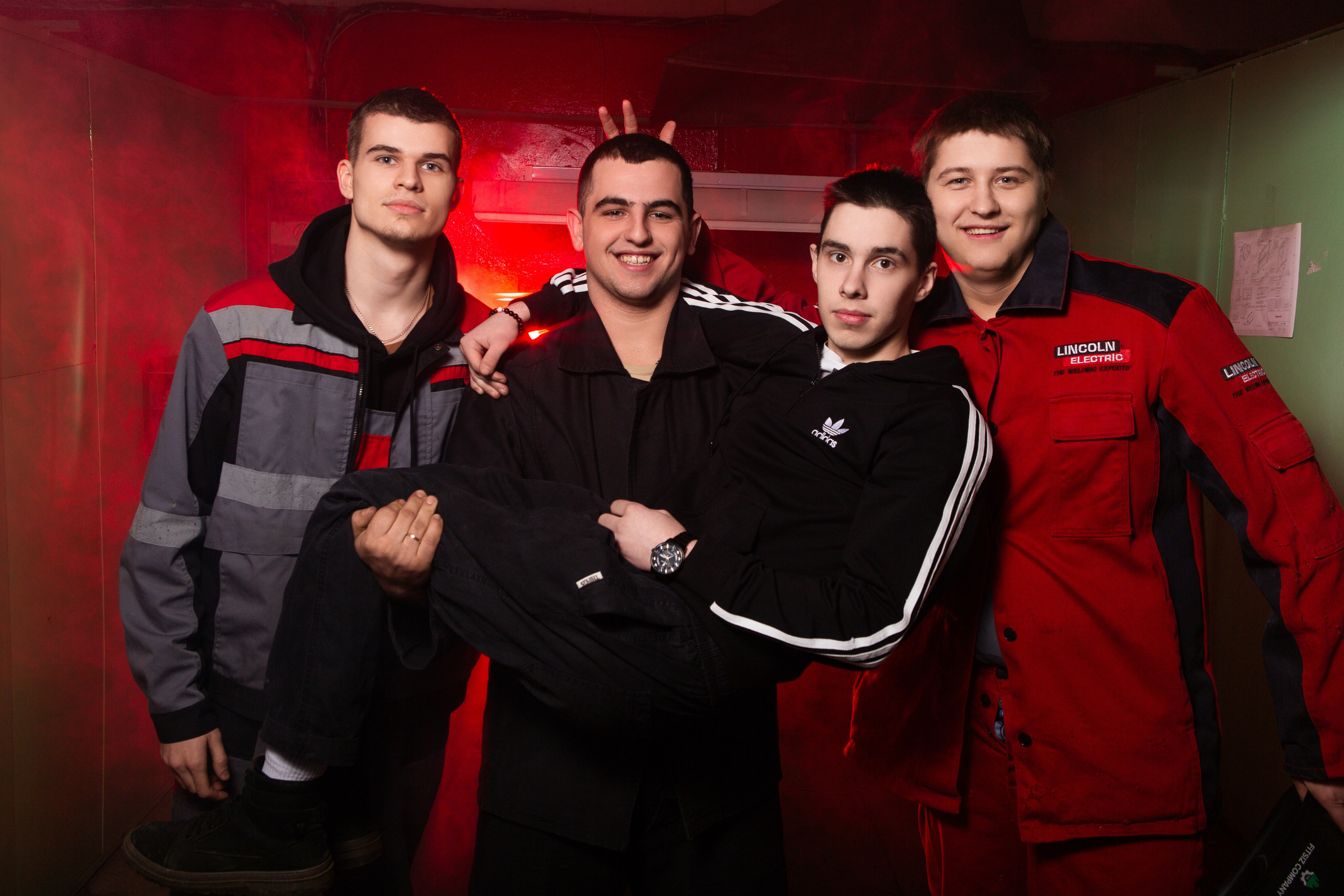 Фотосессия в Цеху для Выпускников Сварочного Производства | Твой Альбом Мценск. ТВОЙ АЛЬБОМ / ТВОИ ПРАВИЛА