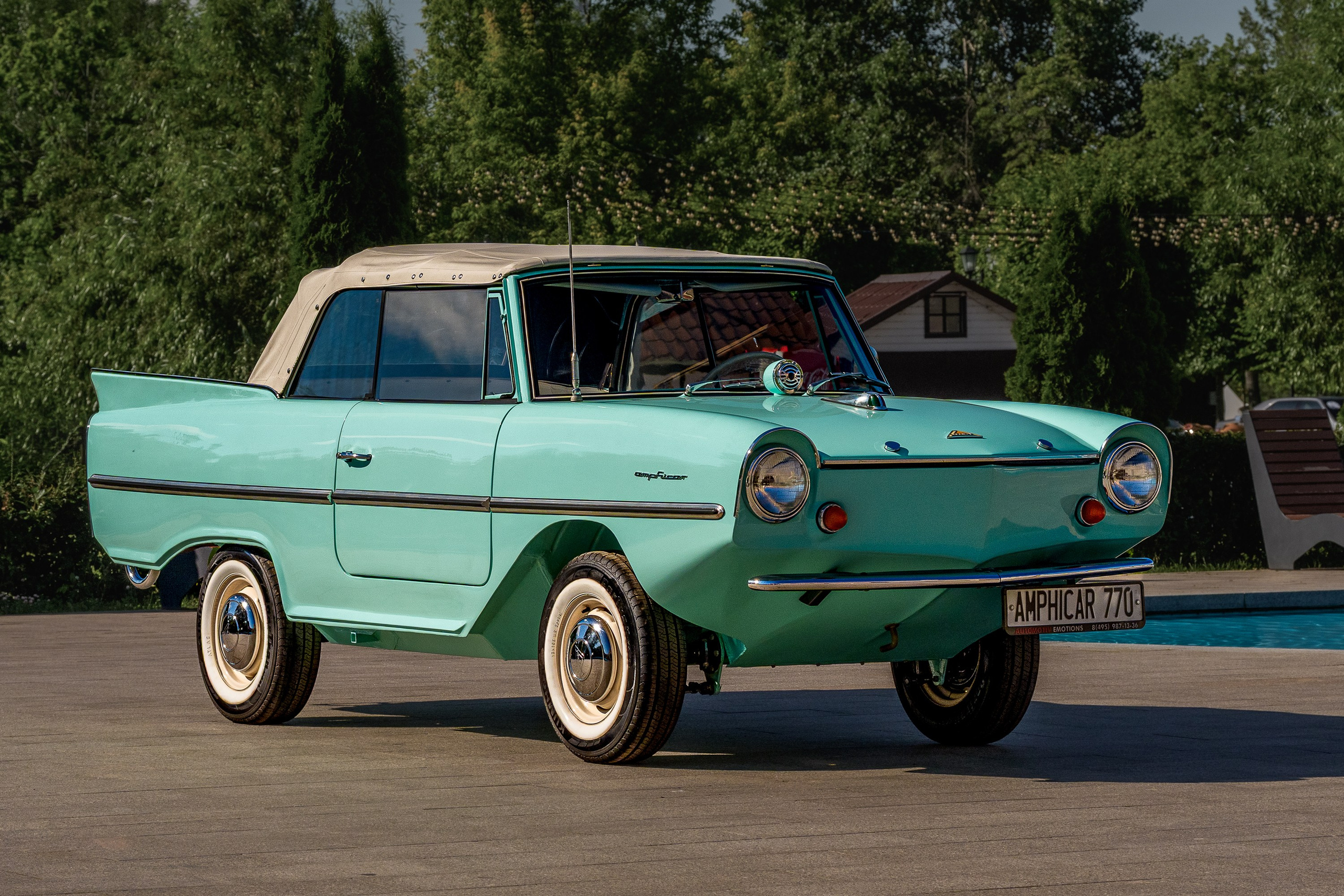 Amphicar Model 770 бирюзового цвета, передний трёхчетвертной ракурс