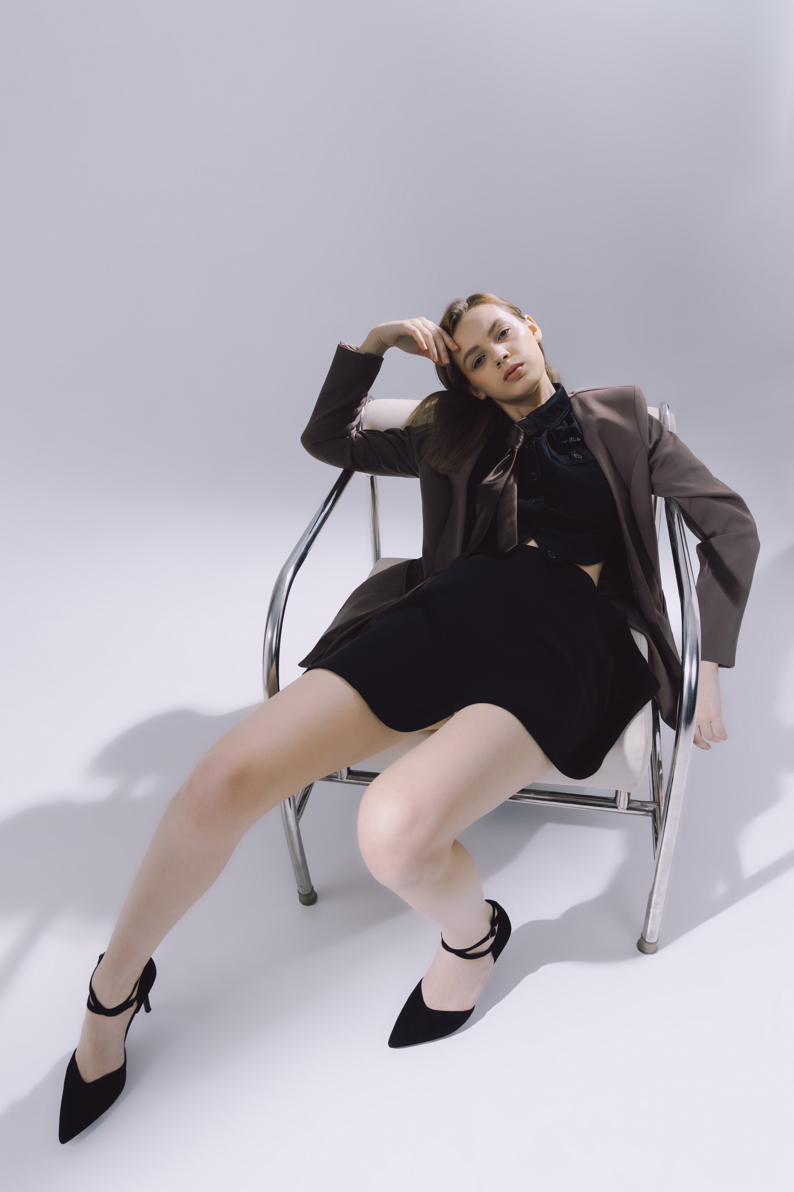 Студия, минимализм и стиль: модель в пиджаке и короткой юбке покоряет лаконичностью образа