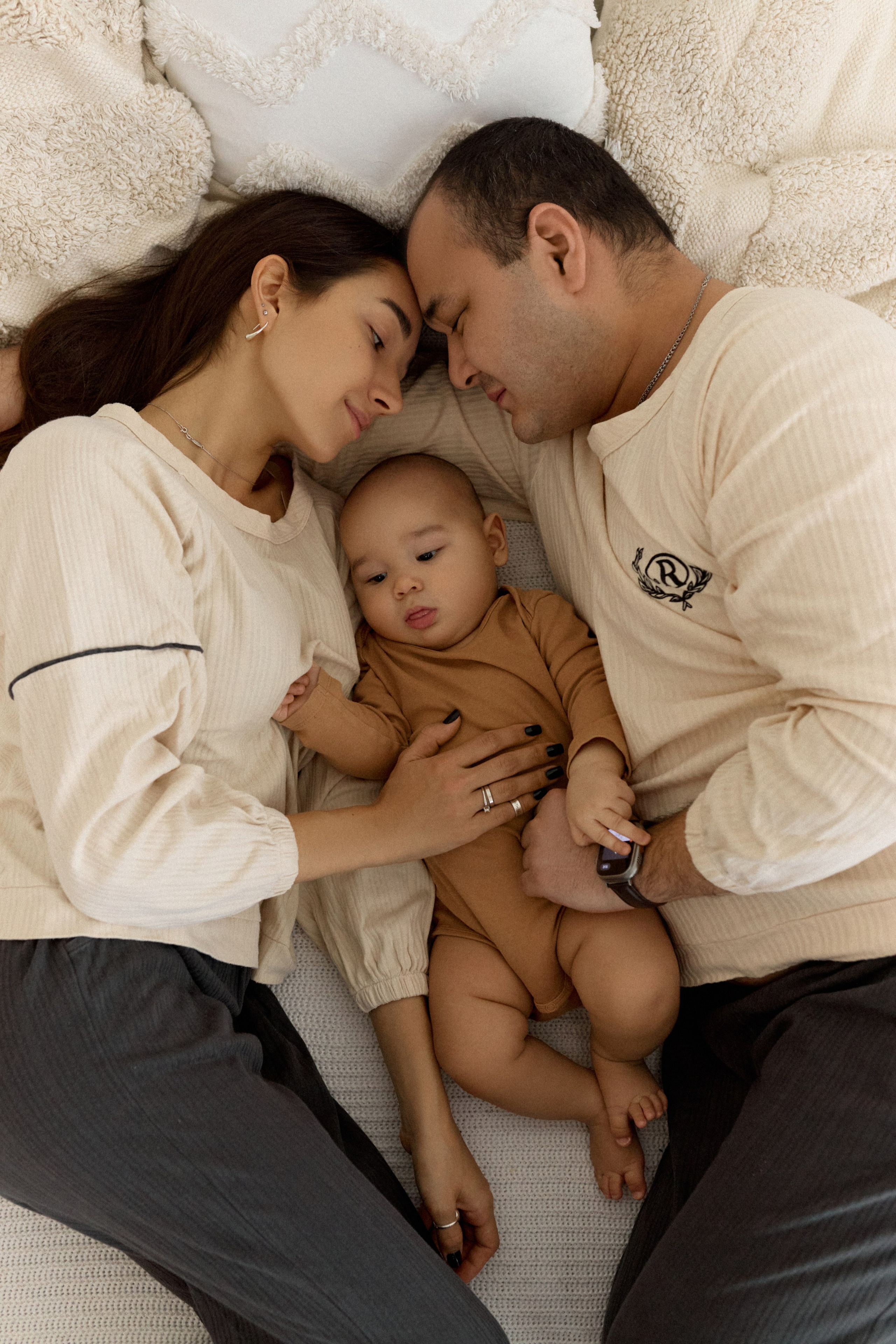 Семейная фотосессия в фотостудии. Сестры Карабаза. Фотографы и ретушеры в Москве и Санкт-Петербурге