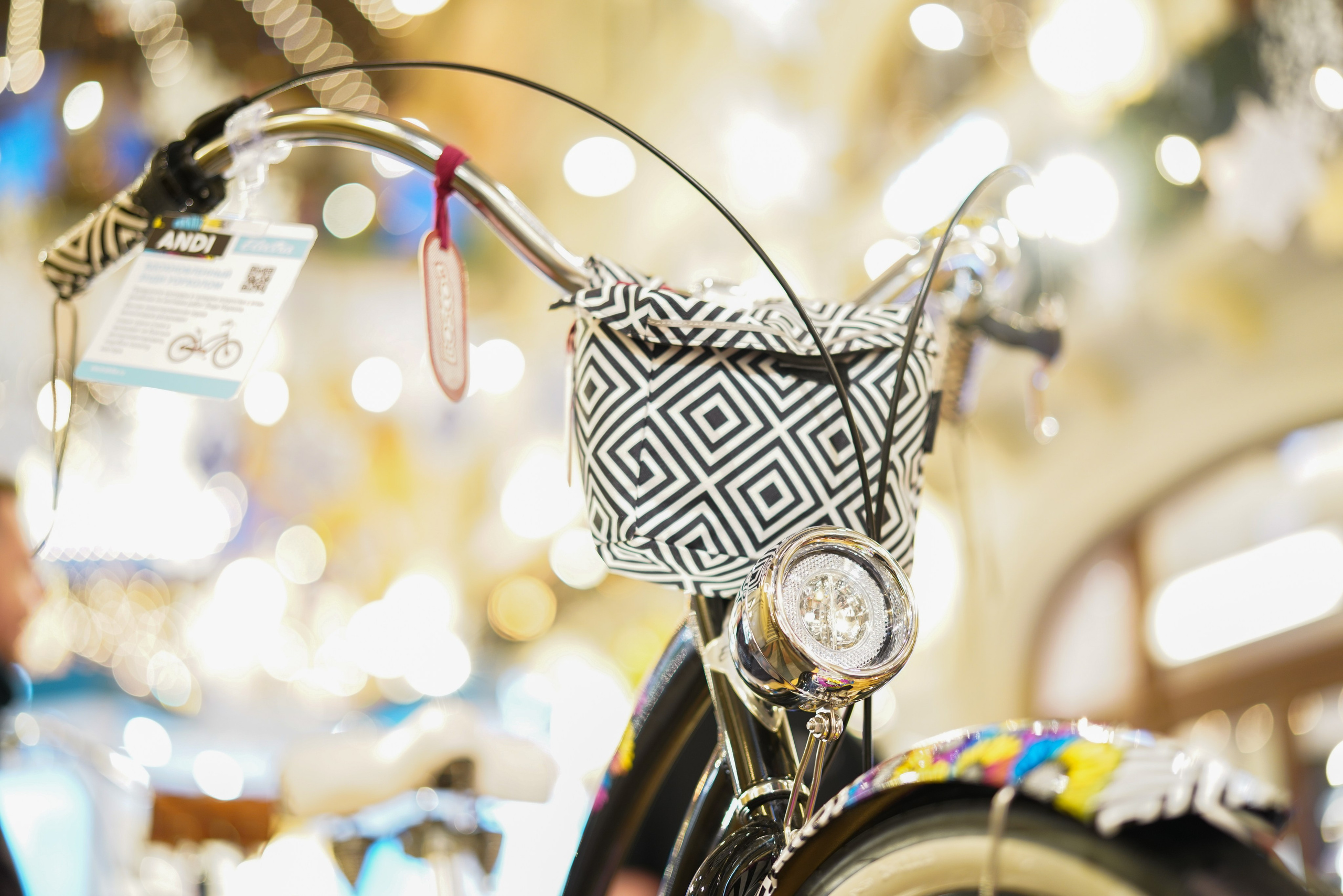 УЛИЦЫ. ПОБУДЬ ЗДЕСЬ И ЦЕЛЕЕ БУДЕТ ЭТОТ МИР