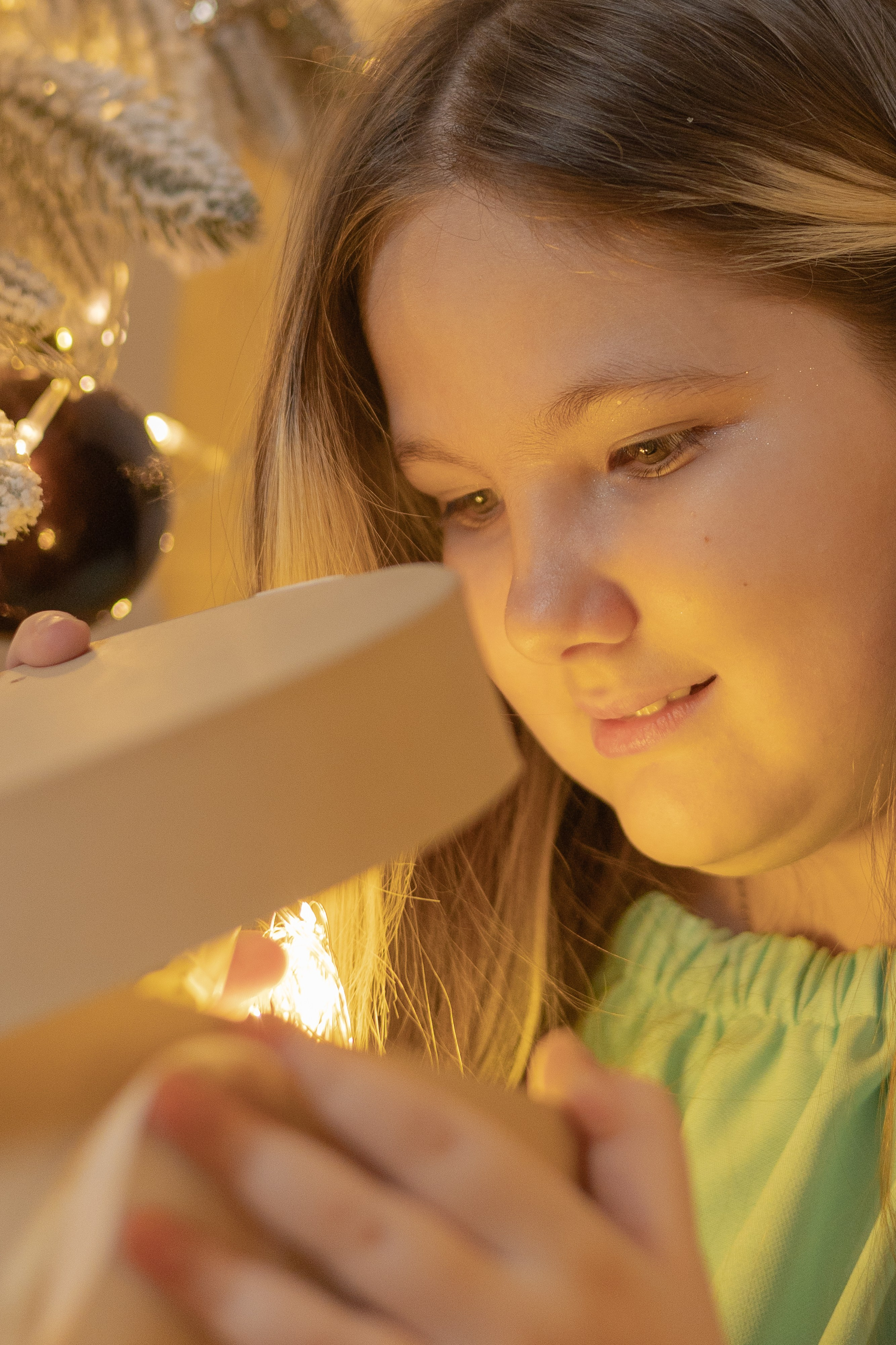 Девушка открывает новогодний подарок